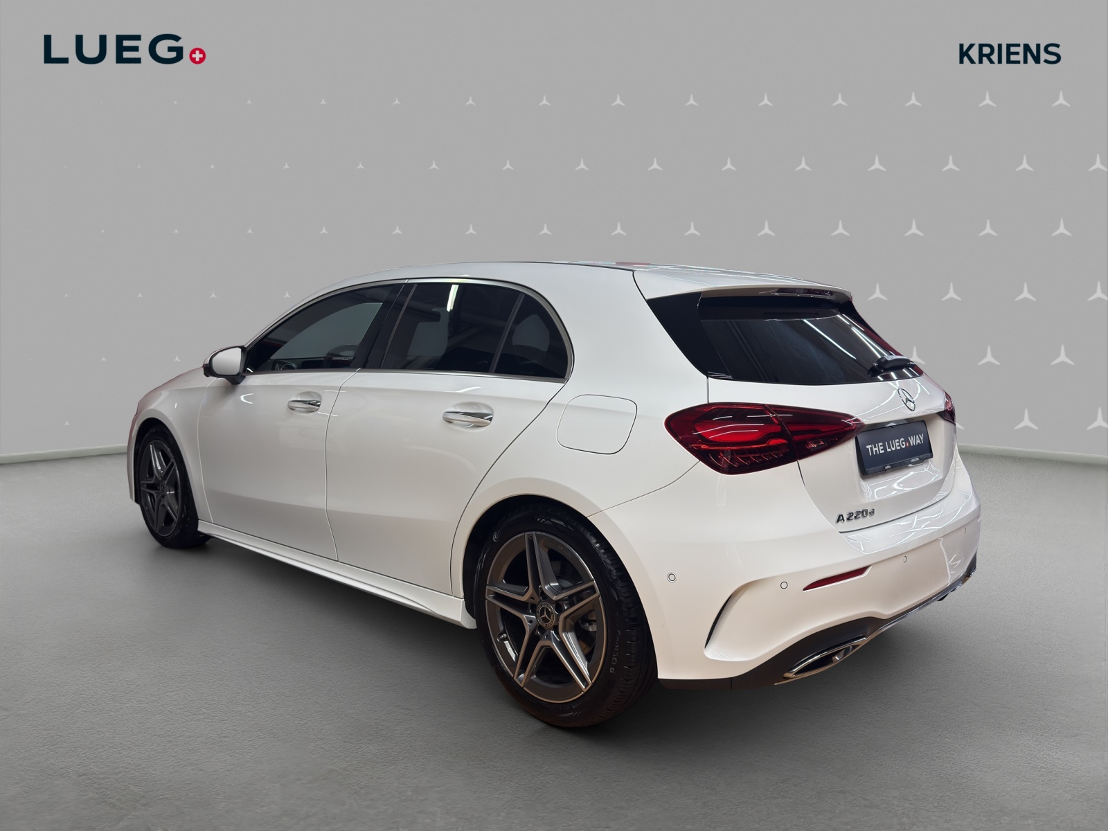MERCEDES-BENZ A 220 d - AMG / 360 Grad Kamera / Multibeam LED / AHK / Ambiente-Licht-image-2
