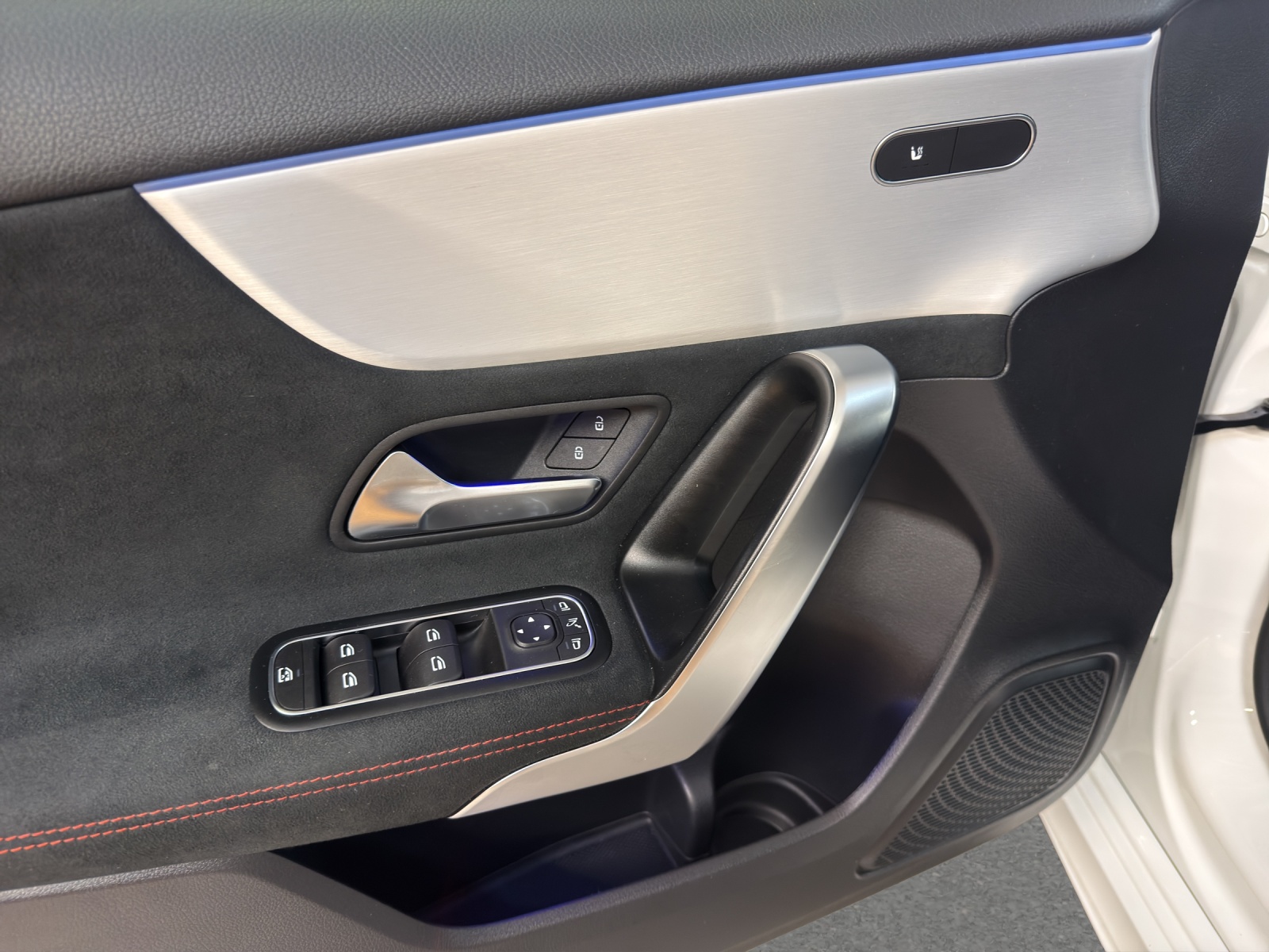 MERCEDES-BENZ A 220 d - AMG / 360 Grad Kamera / Multibeam LED / AHK / Ambiente-Licht-image-12