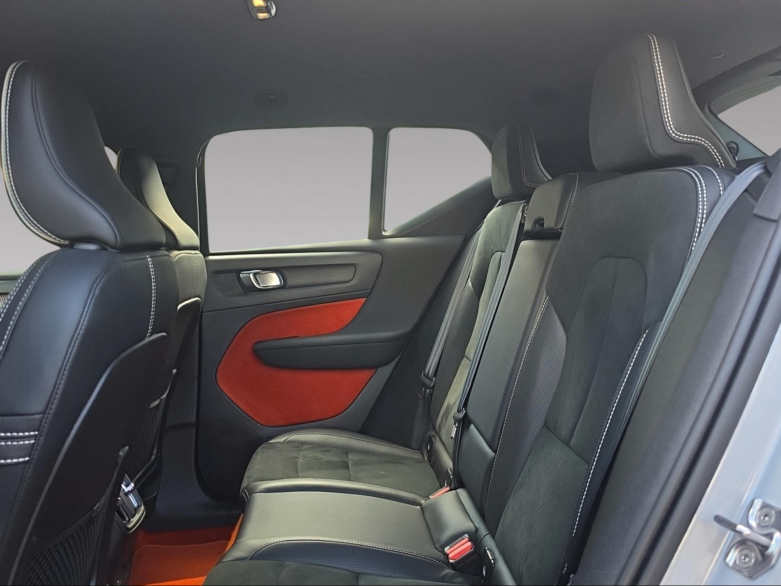 VOLVO XC40 P8 Twin R-Design AWD-image-15