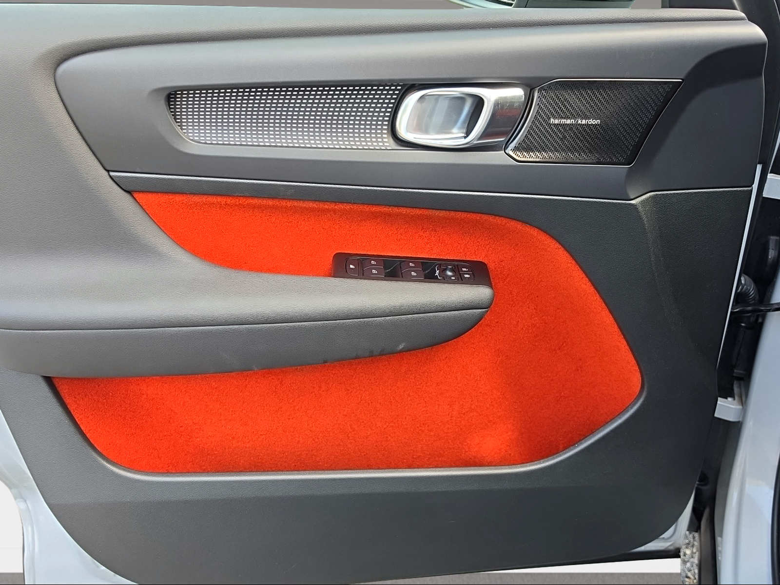 VOLVO XC40 P8 Twin R-Design AWD-image-6