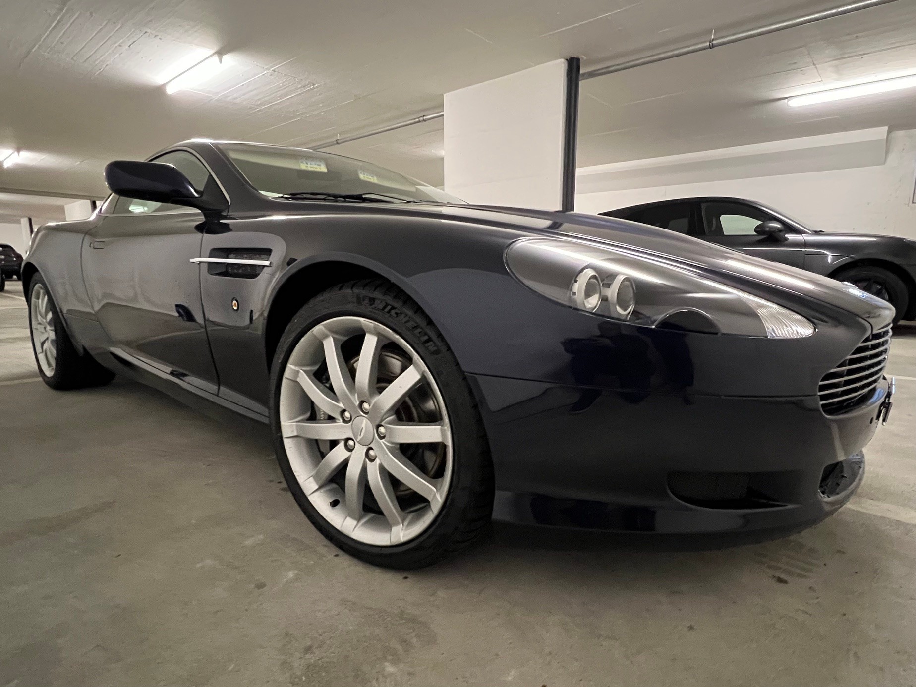ASTON MARTIN DB9-image-1