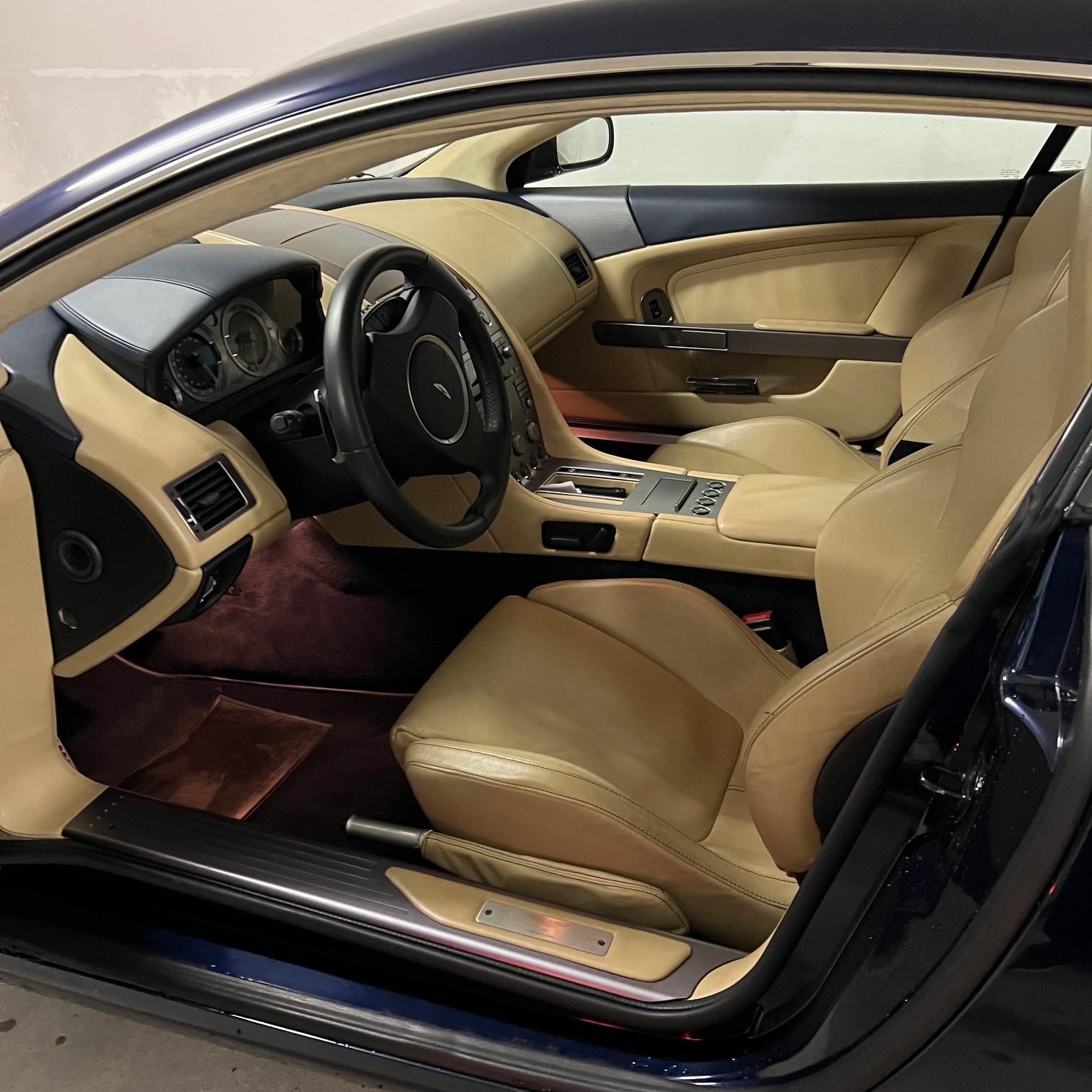ASTON MARTIN DB9-image-3