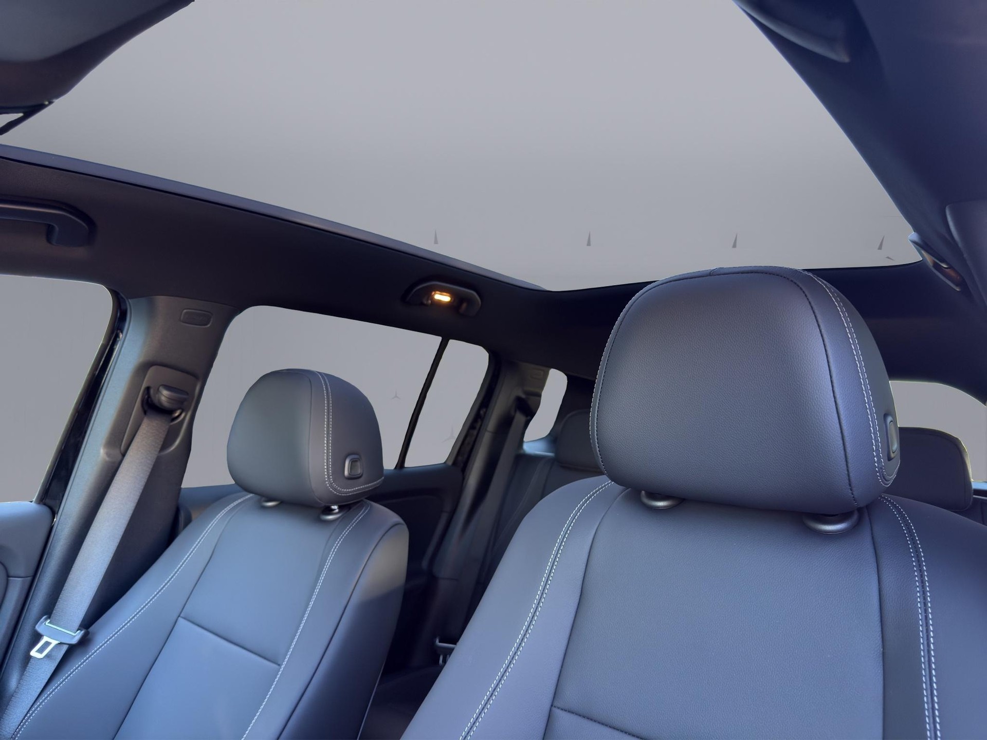 MERCEDES-BENZ GLB 220 4matic-image-20