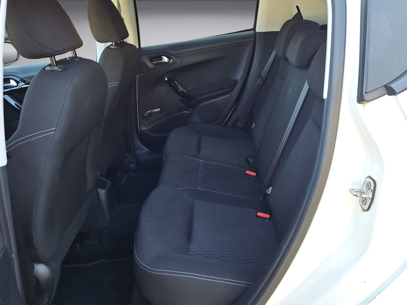 PEUGEOT 208 1.2 PureTech Style-image-10