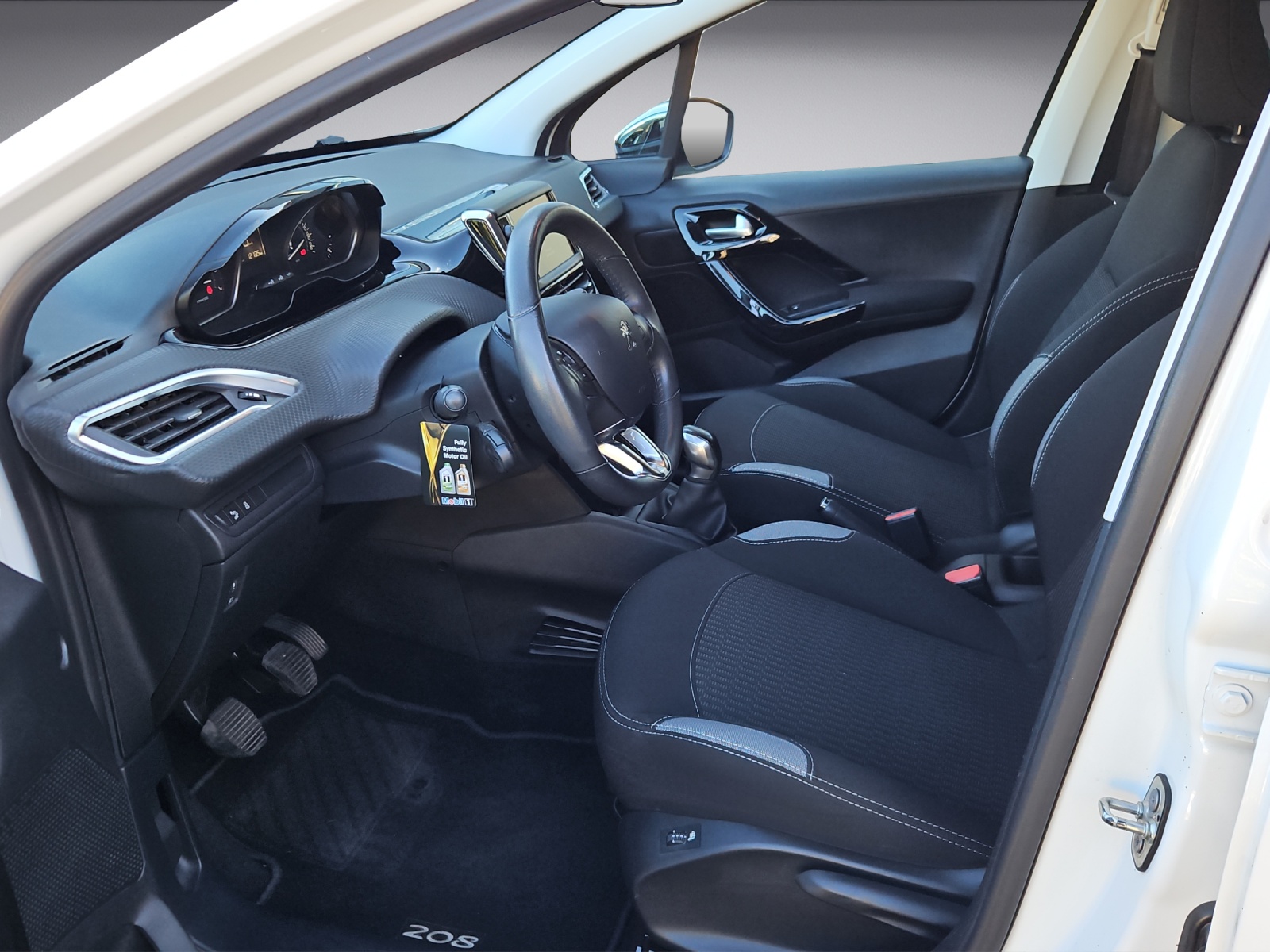 PEUGEOT 208 1.2 PureTech Style-image-9