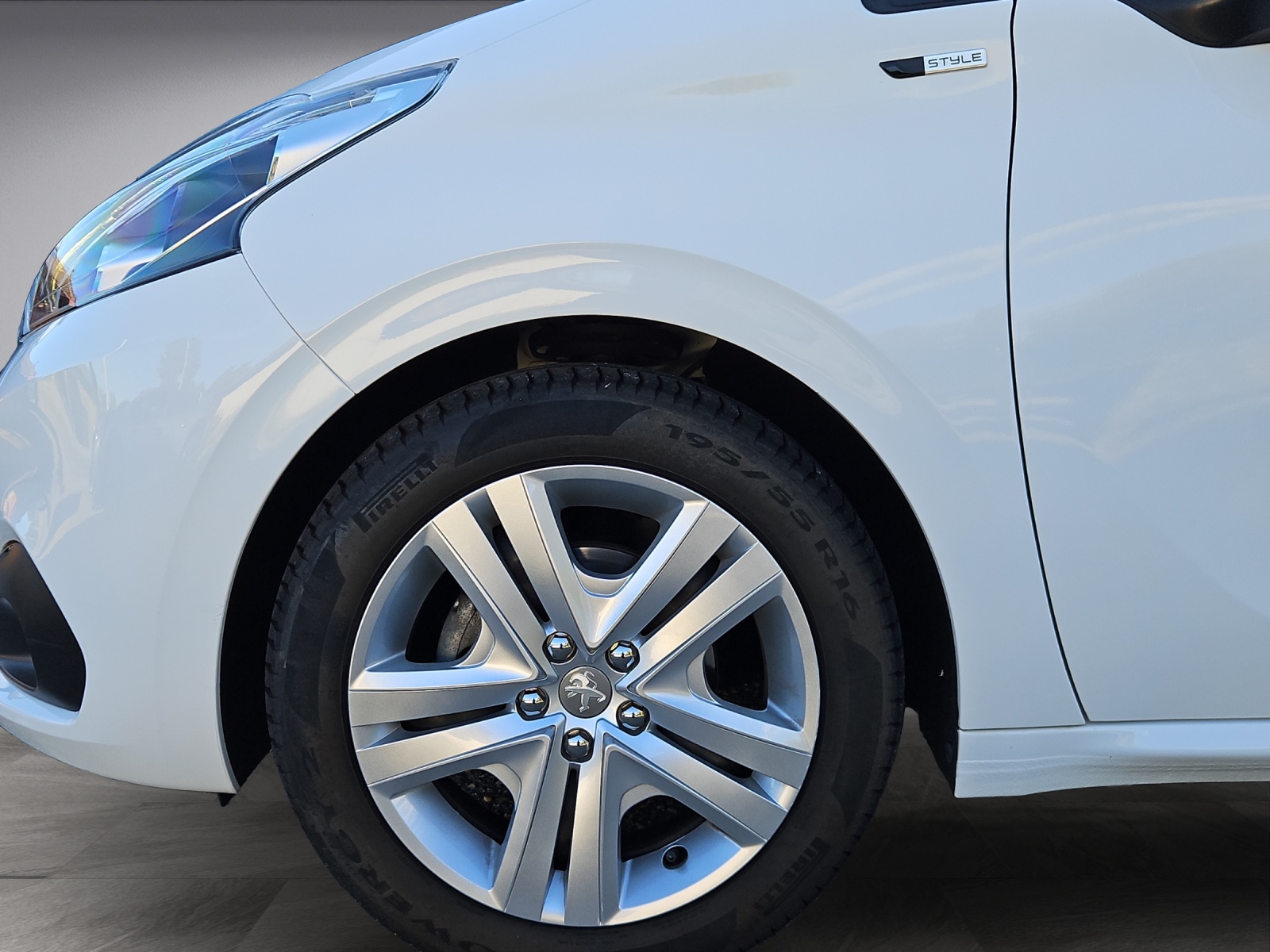 PEUGEOT 208 1.2 PureTech Style-image-3