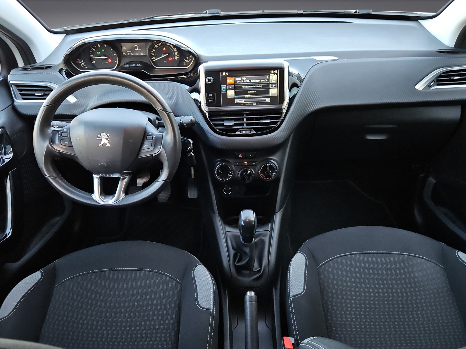 PEUGEOT 208 1.2 PureTech Style-image-12