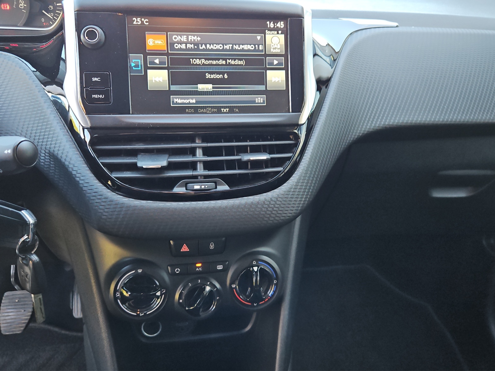 PEUGEOT 208 1.2 PureTech Style-image-13