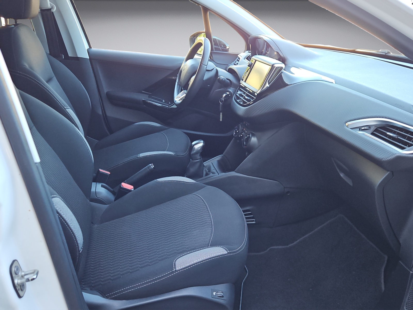 PEUGEOT 208 1.2 PureTech Style-image-11