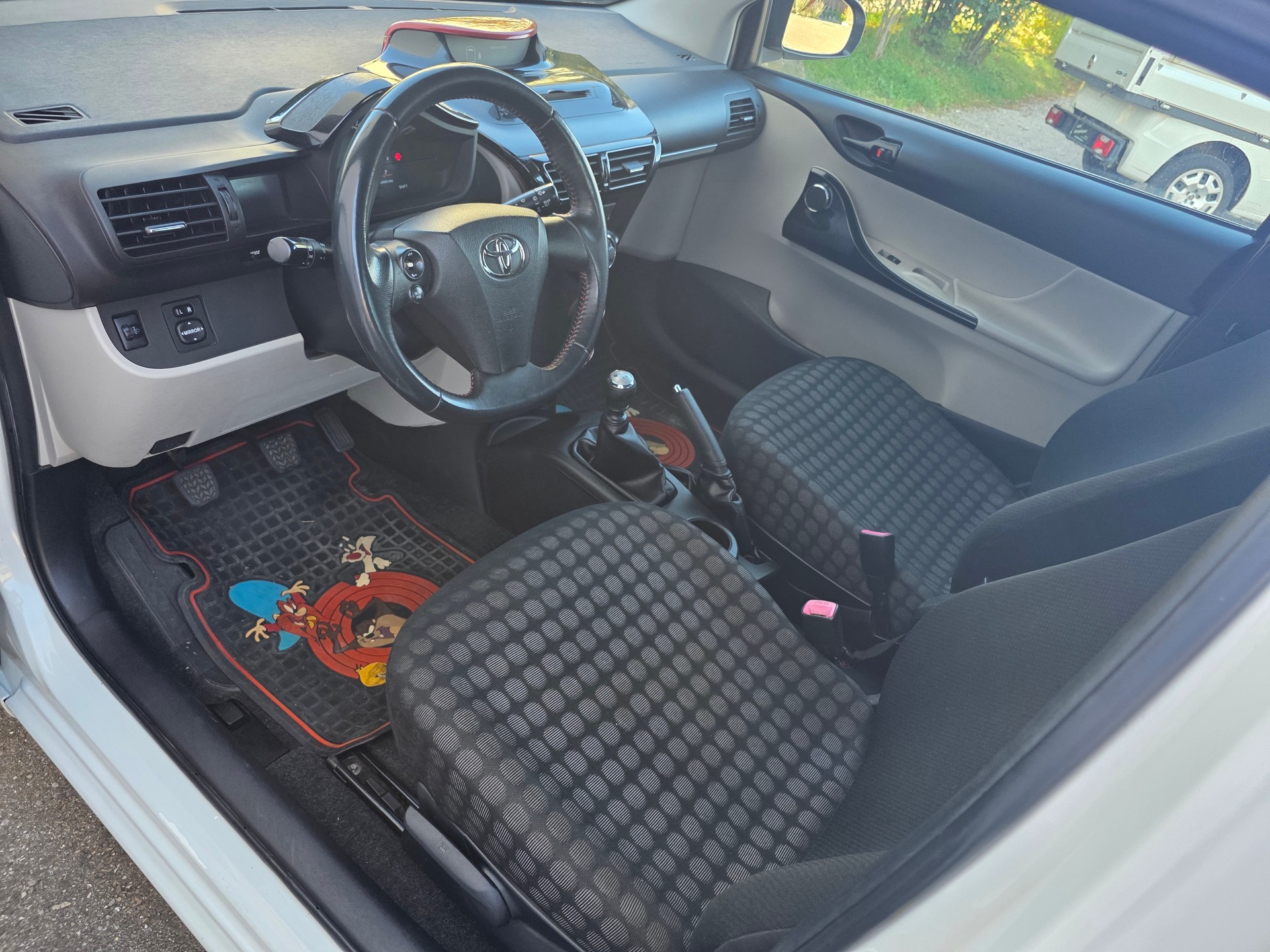 TOYOTA iQ 1.0 VVT-i Linea Luna-image-7