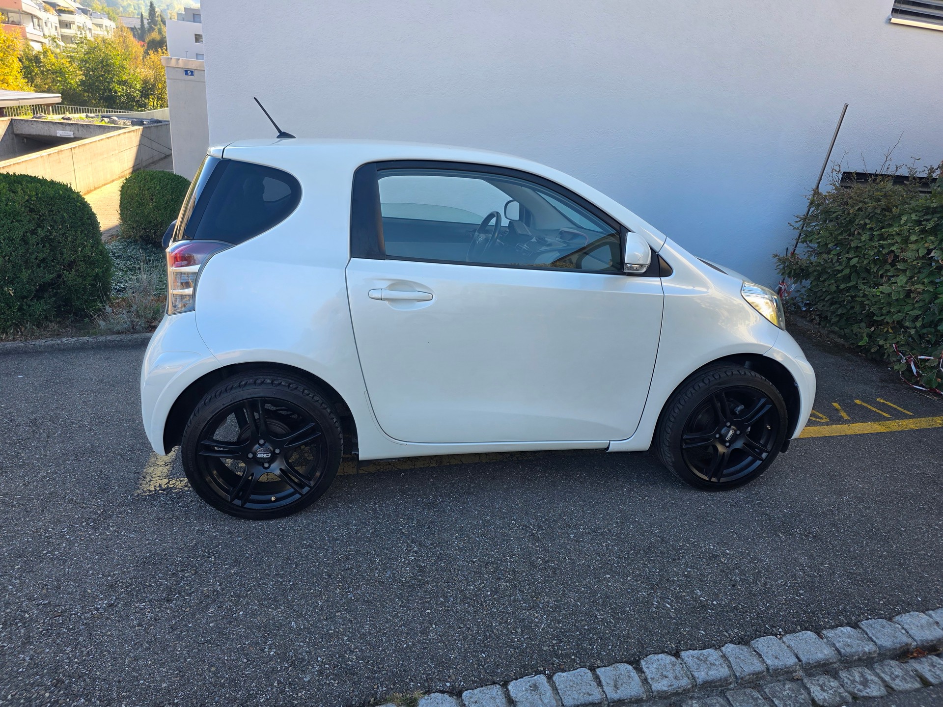 TOYOTA iQ 1.0 VVT-i Linea Luna-image-3