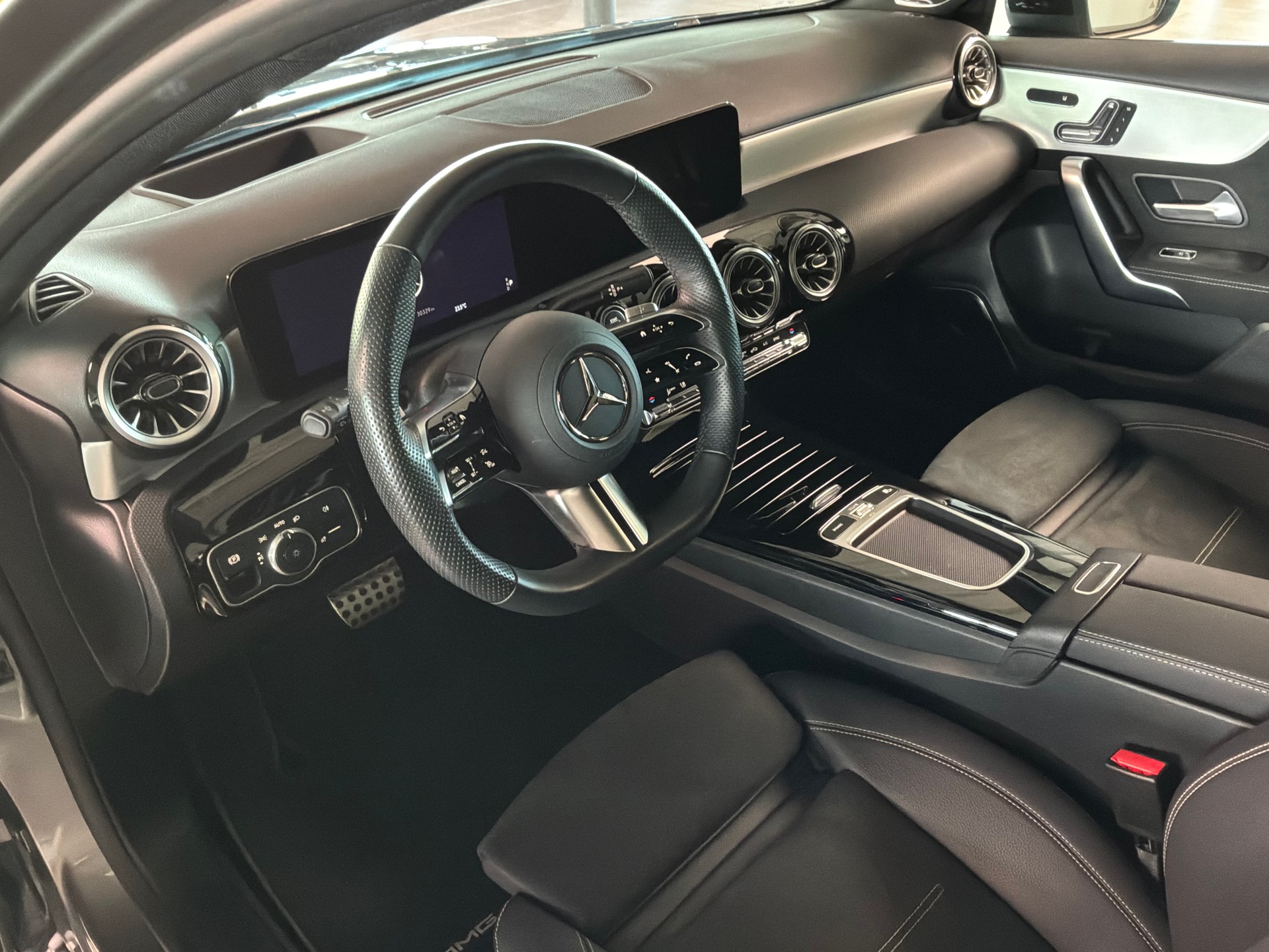 MERCEDES-BENZ A 250 4Matic 8G-DCT-image-9