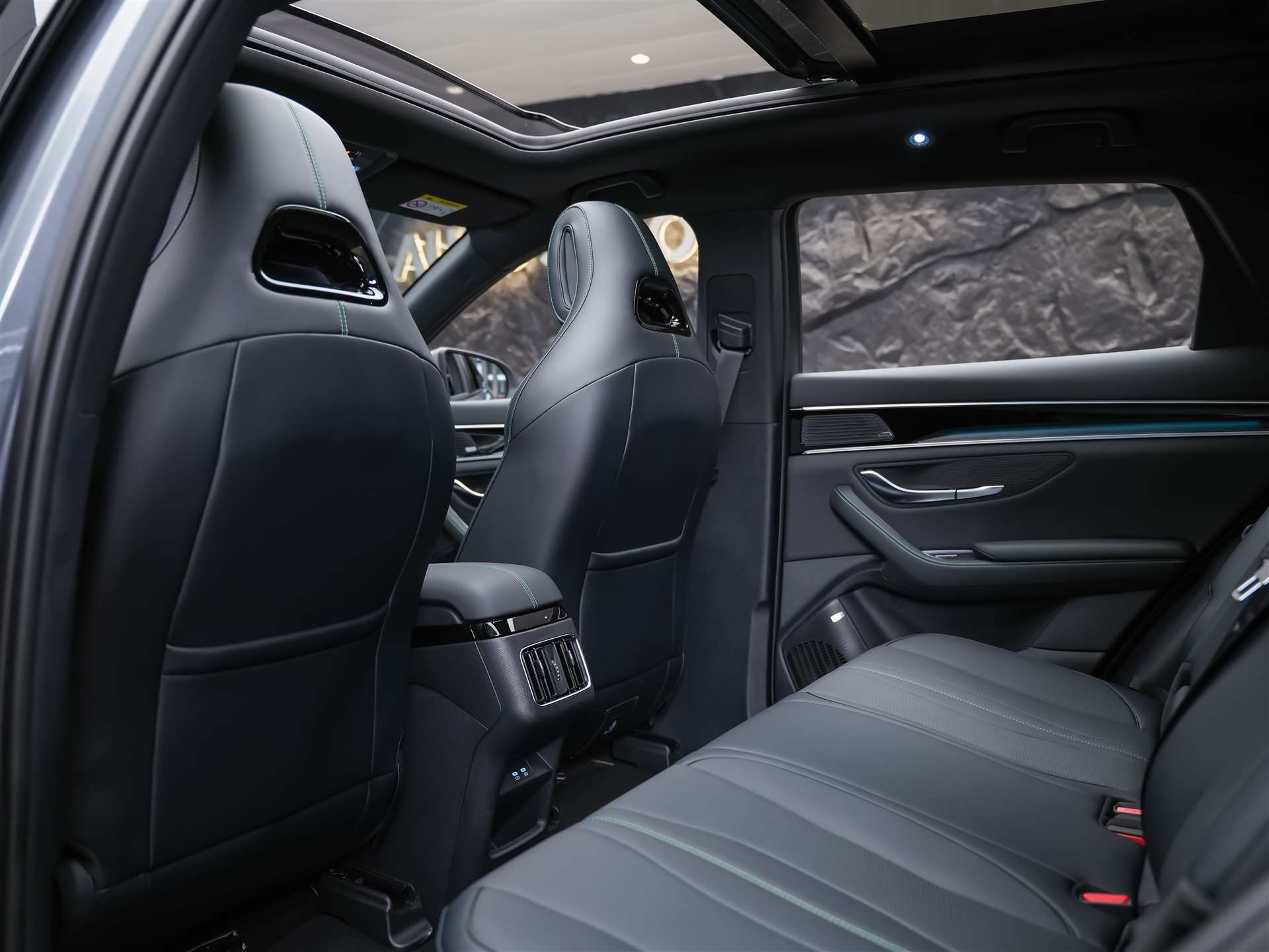 BYD Seal U DM-i Design AWD *SOFORT Verfügbar*Werksgarantie*Lenkradheizung*Sitzbelüftung*360° Kamera*-image-12