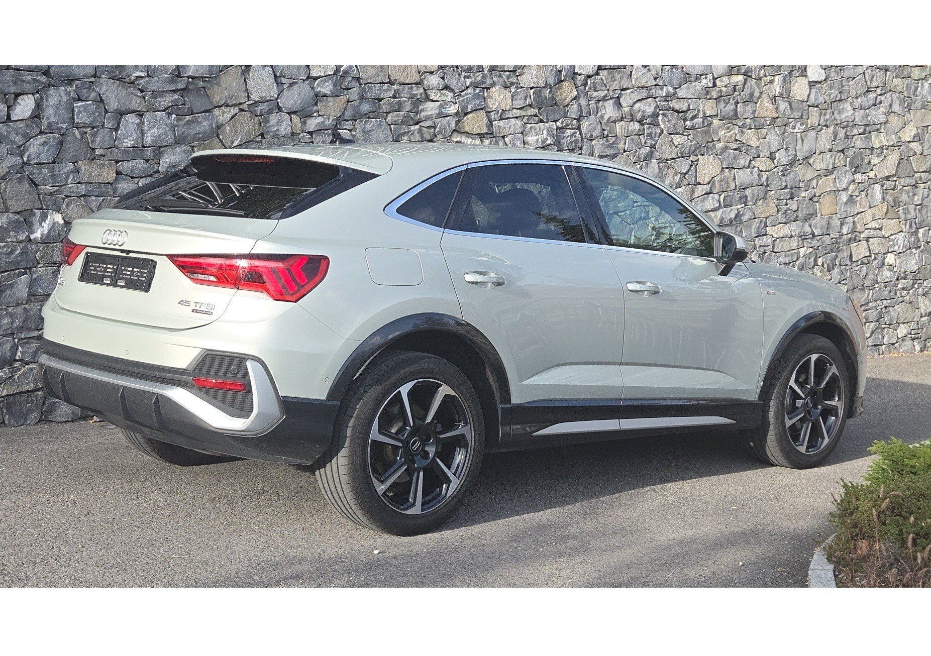 AUDI Q3 Sportback 45 TFSI S line quattro S-Tronic *Options*-image-1