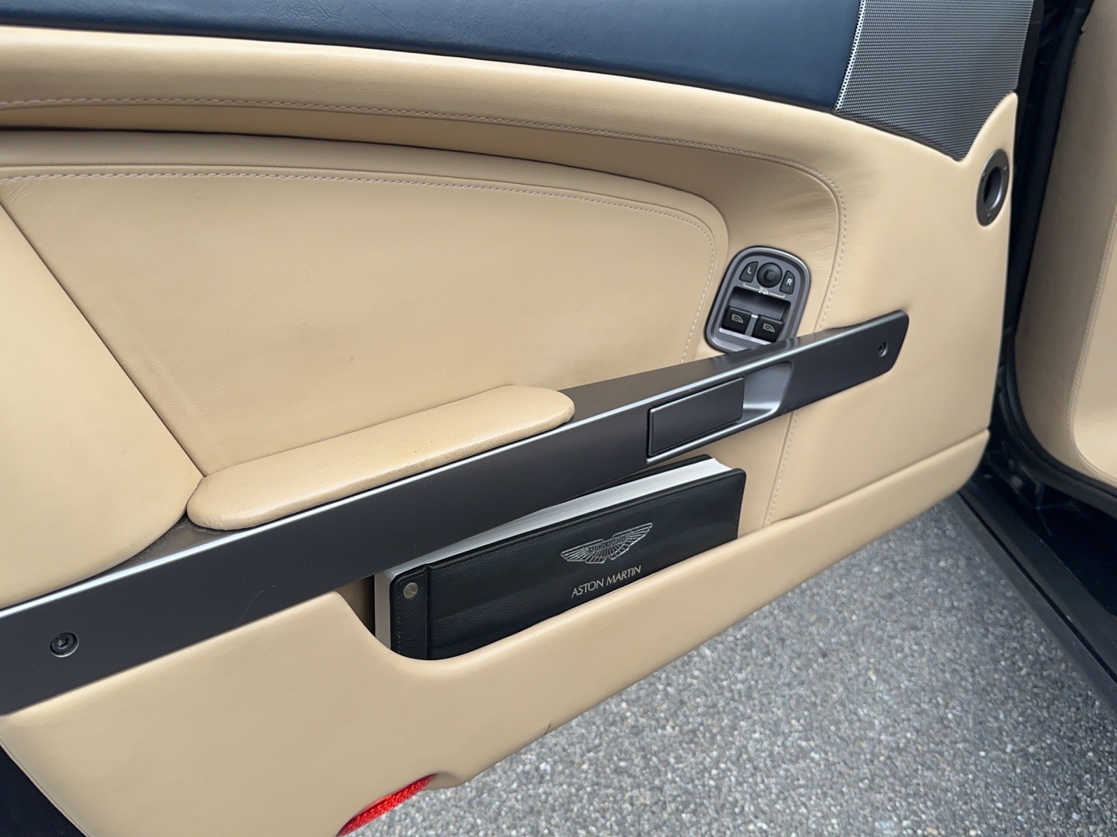 ASTON MARTIN DB9 Volante 5.9 V12-image-10