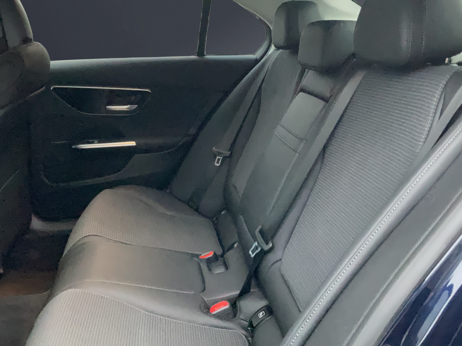 MERCEDES-BENZ C 300e Avantgarde-image-7