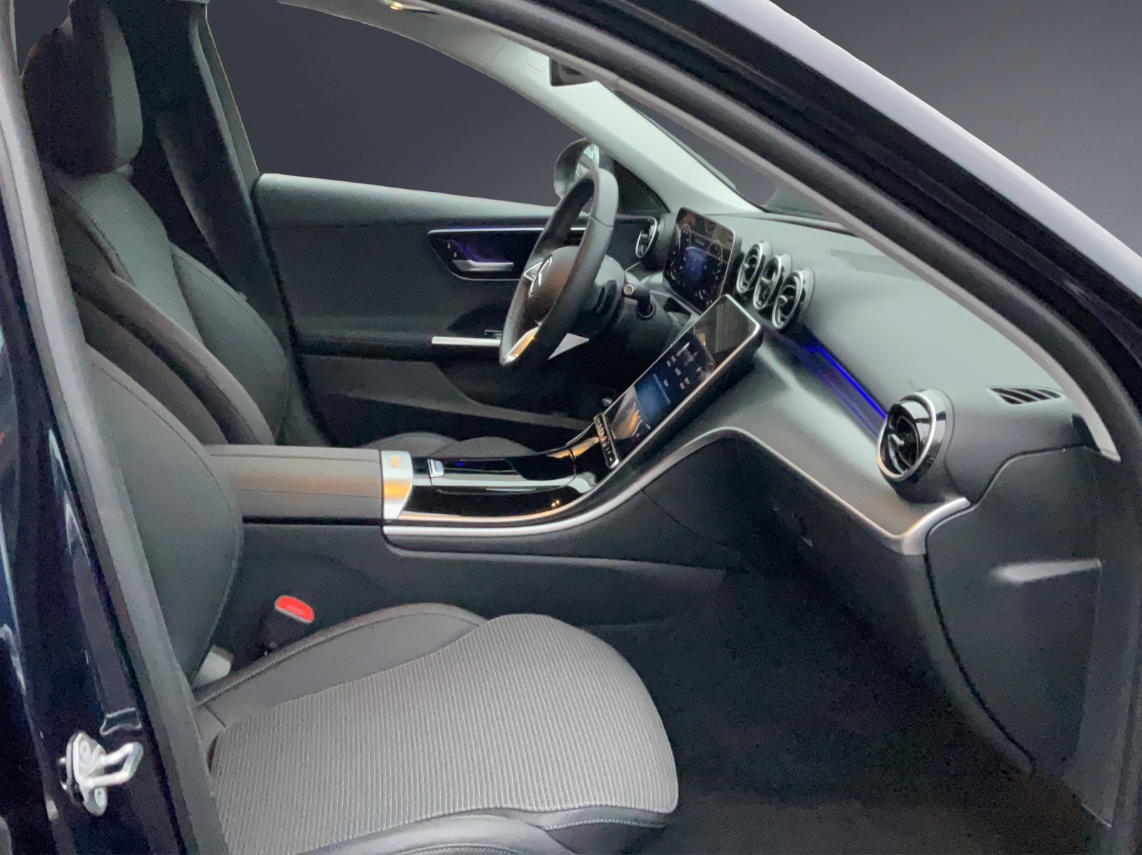 MERCEDES-BENZ C 300e Avantgarde-image-6