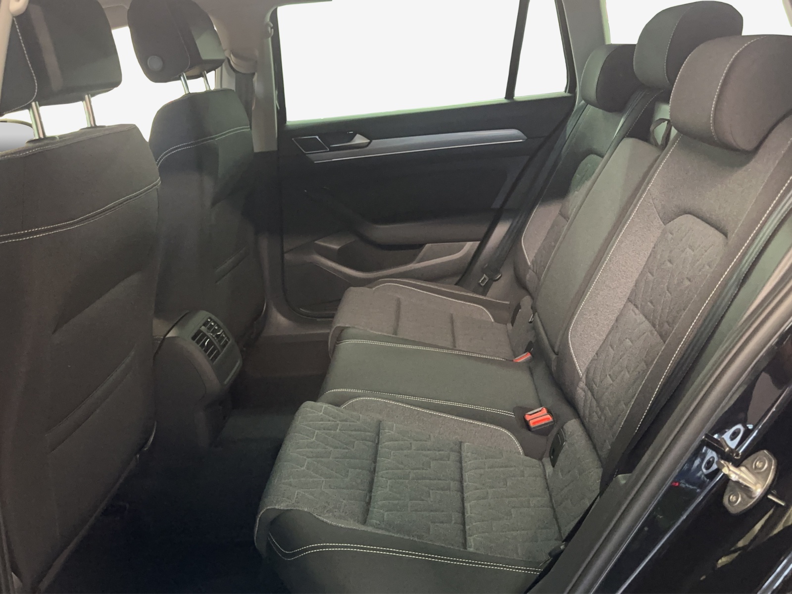 VW Passat Variant 2.0 TDI evo Business DSG-image-8