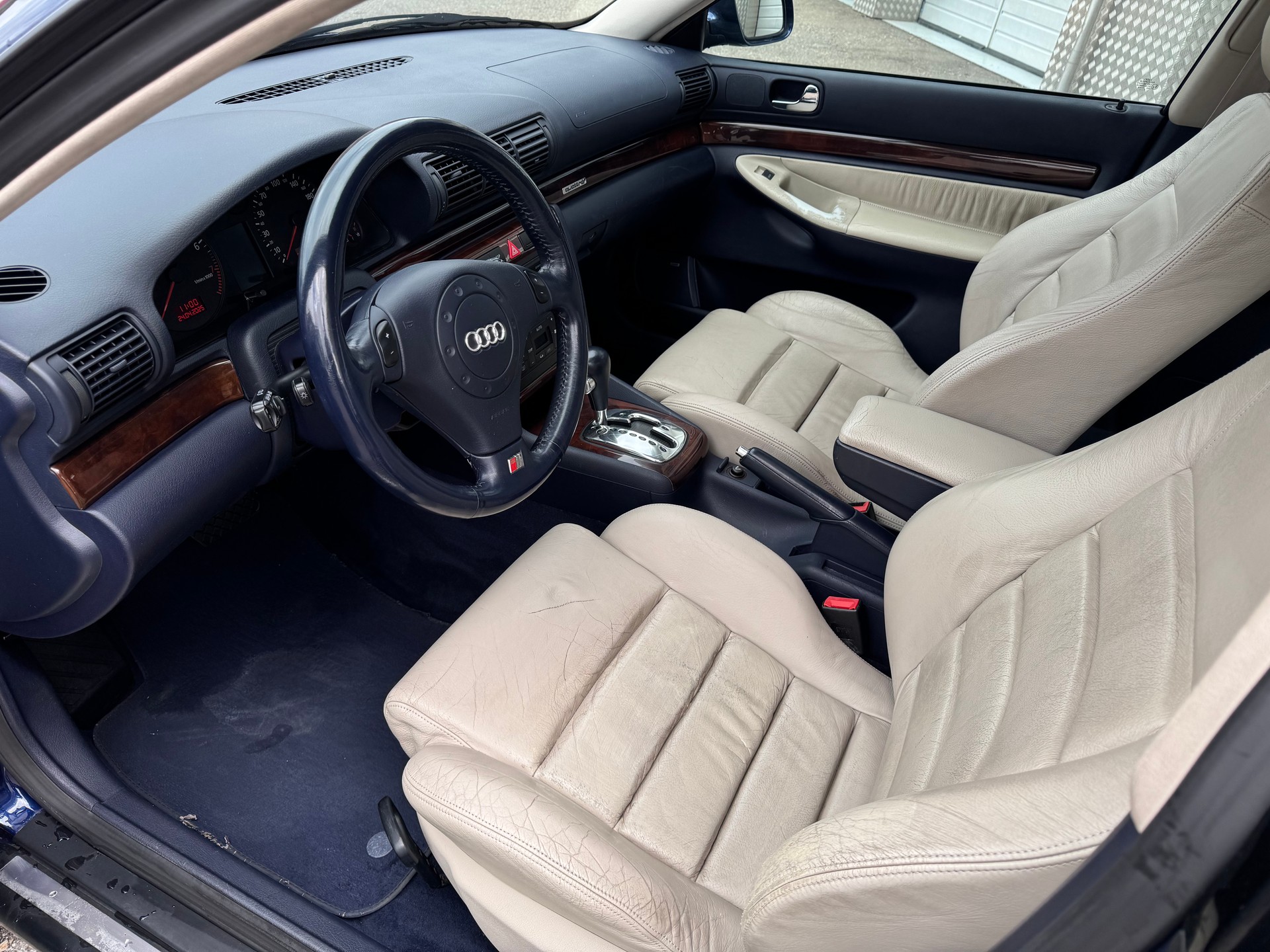 AUDI A4 2.8 quattro Advance-image-4