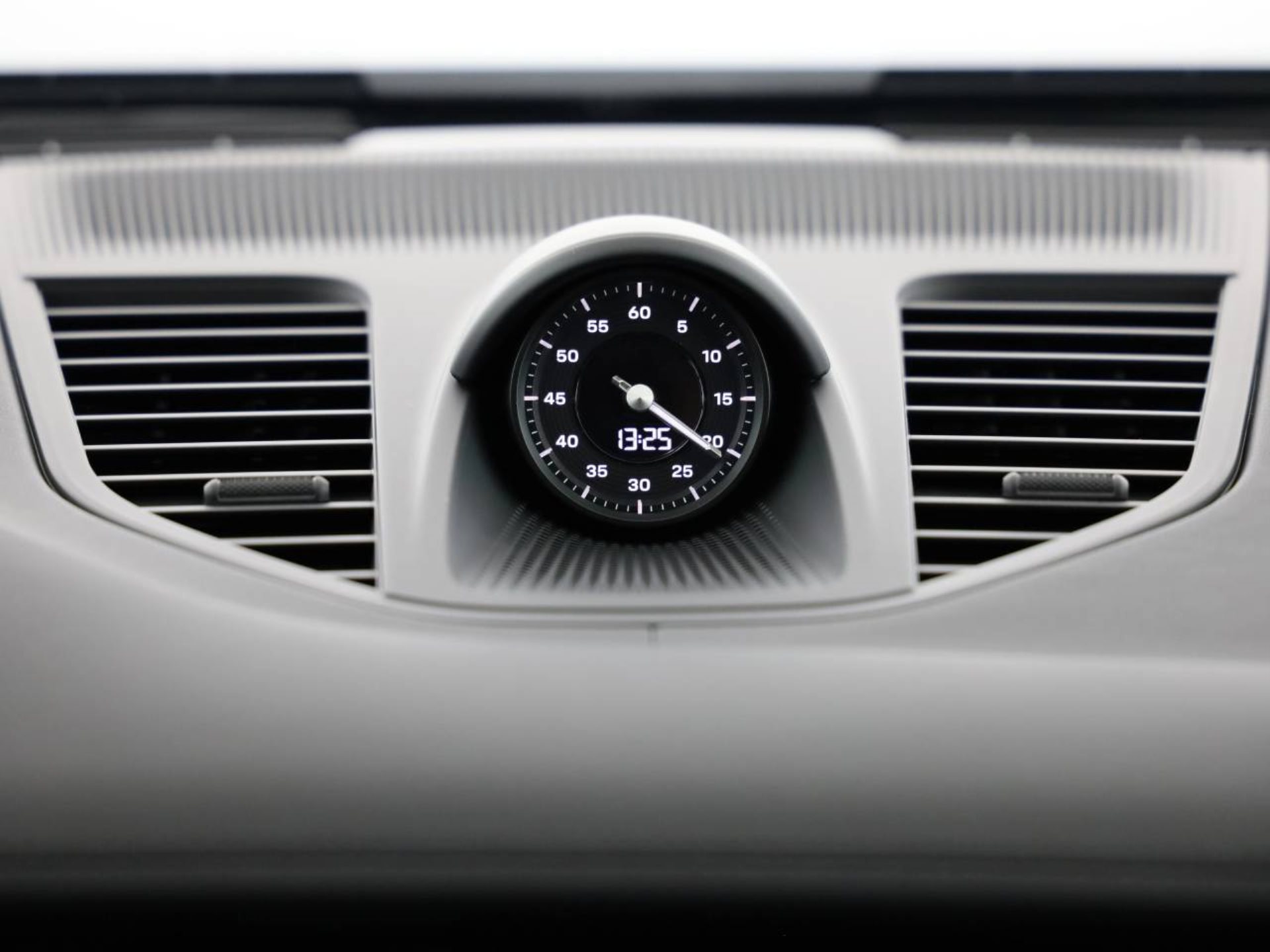 PORSCHE Panamera 4 E-Hybrid-image-11