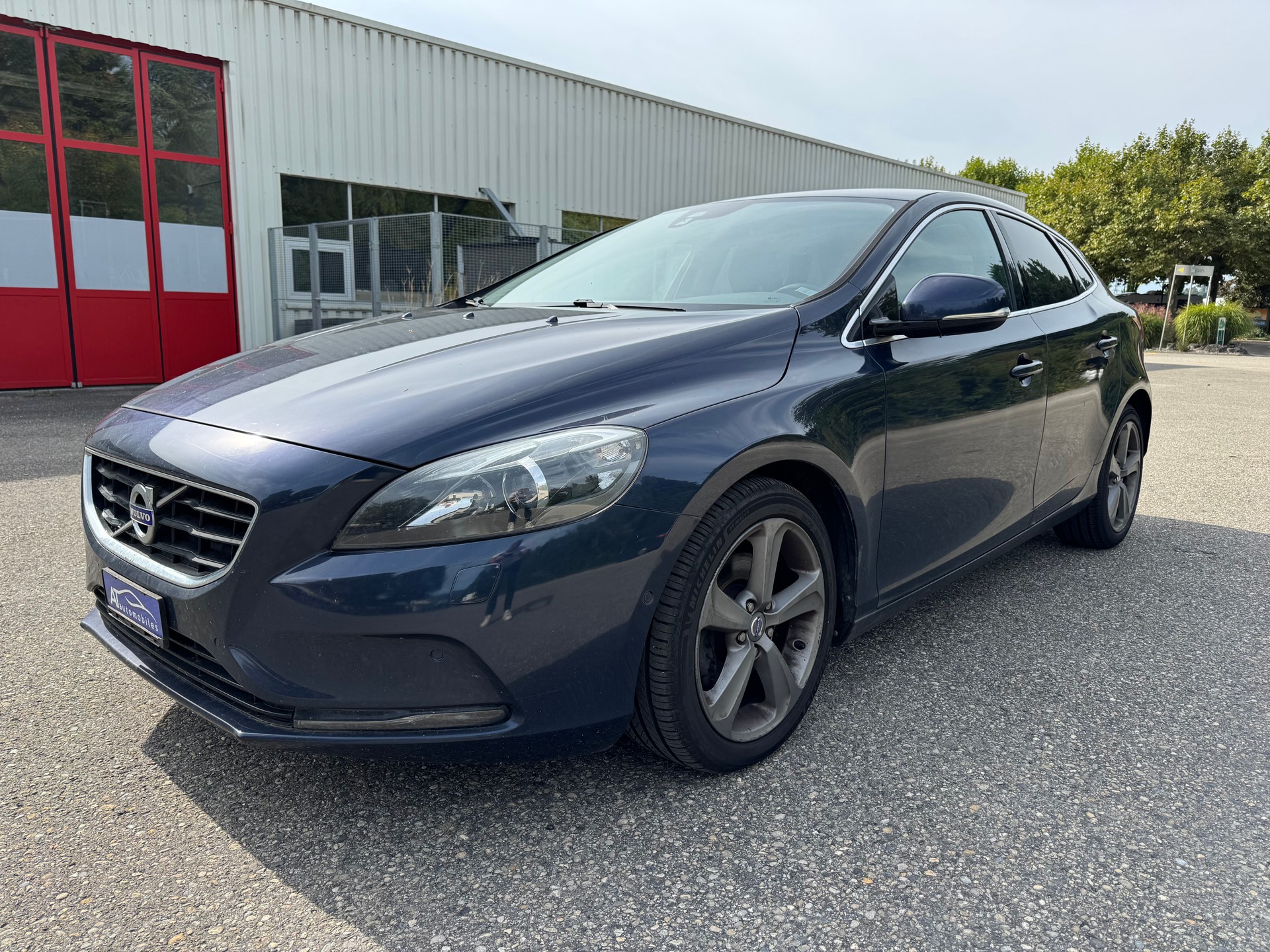 VOLVO V40 D2 Momentum Powershift-image-0