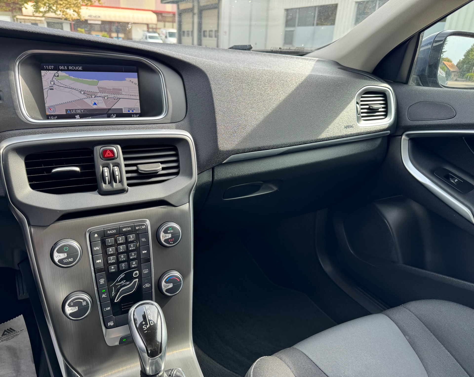 VOLVO V40 D2 Momentum Powershift-image-9