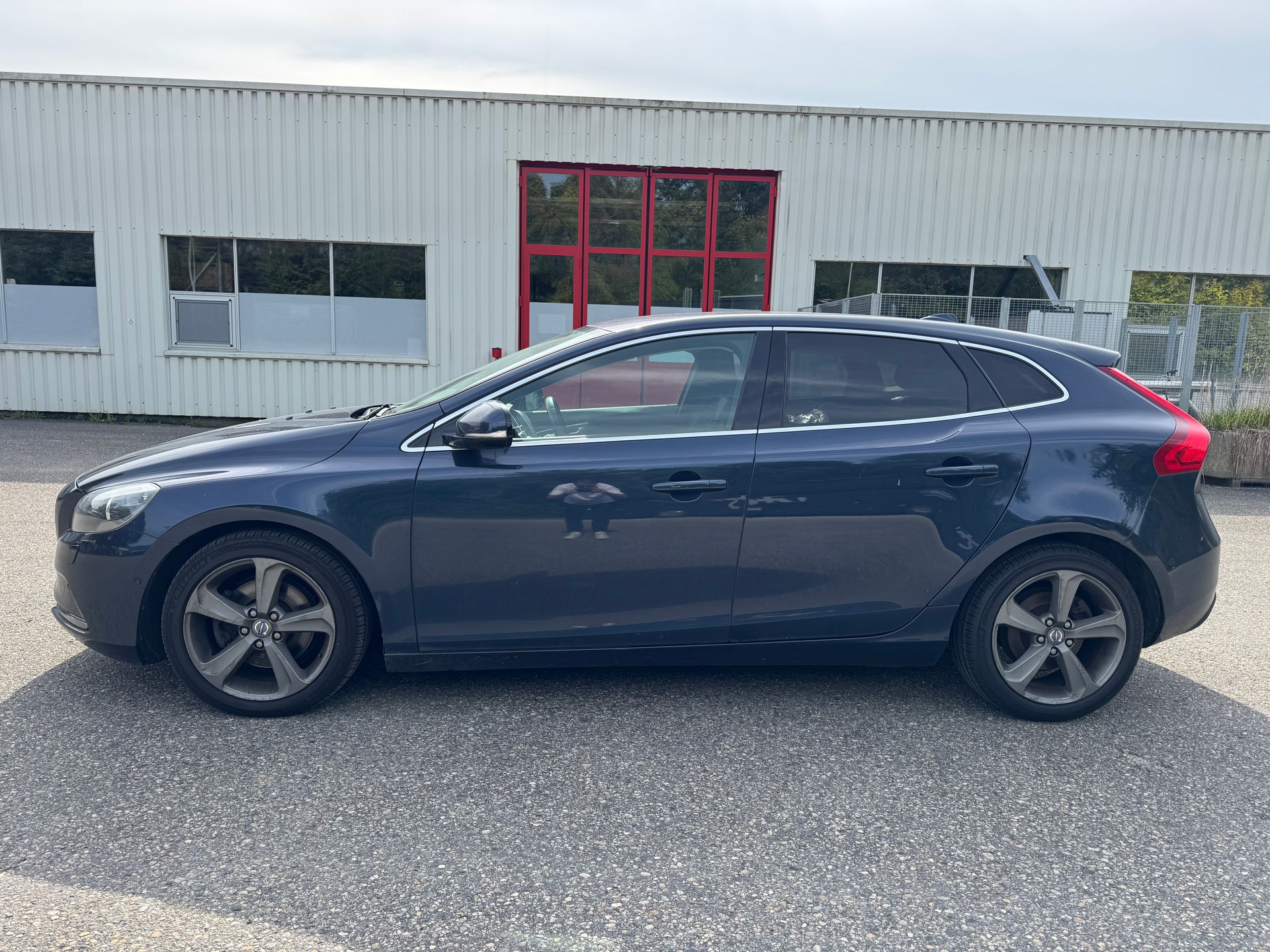 VOLVO V40 D2 Momentum Powershift-image-2
