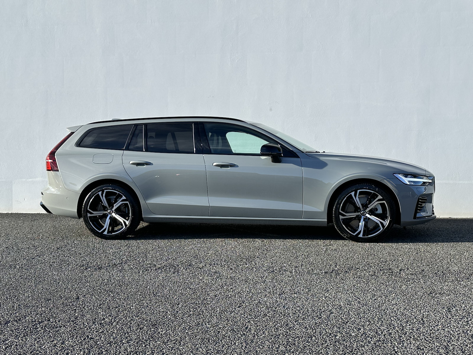 VOLVO V60 2.0 T8 TE Ultra Dark eAWD-image-3