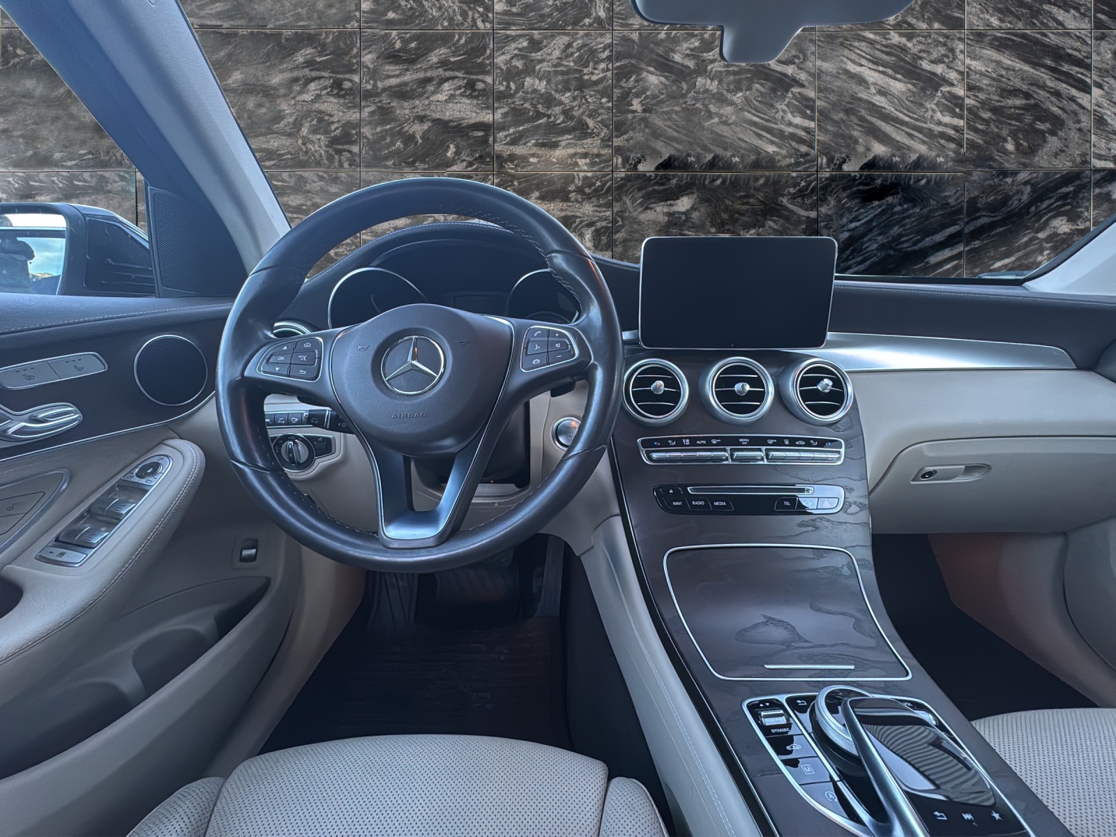 MERCEDES-BENZ GLC 300 4Matic AMG Line 9G-Tronic-image-11
