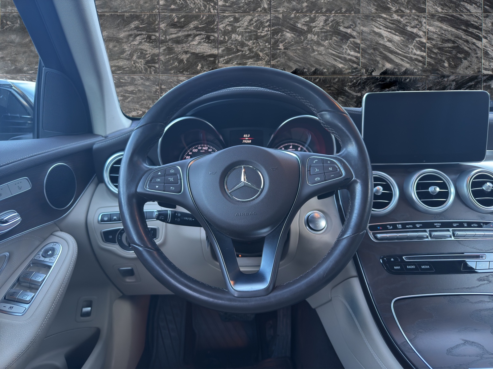 MERCEDES-BENZ GLC 300 4Matic AMG Line 9G-Tronic-image-12
