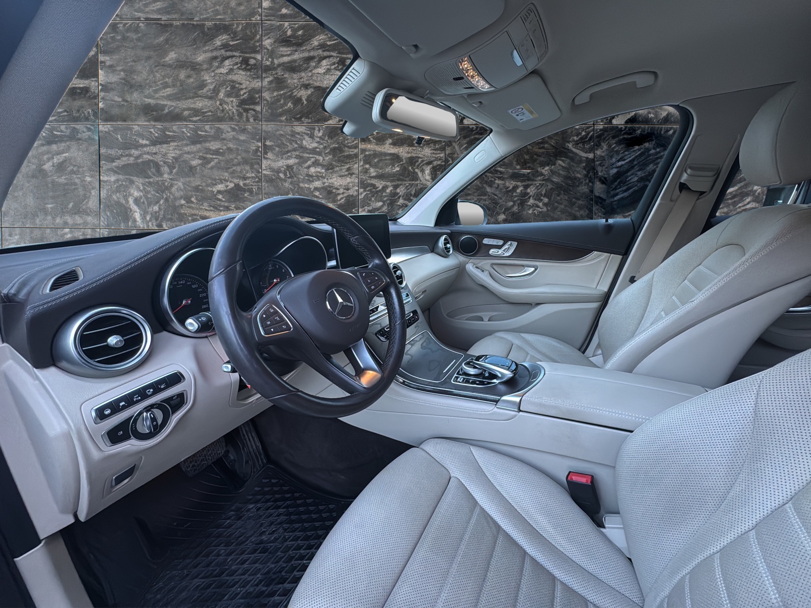 MERCEDES-BENZ GLC 300 4Matic AMG Line 9G-Tronic-image-9