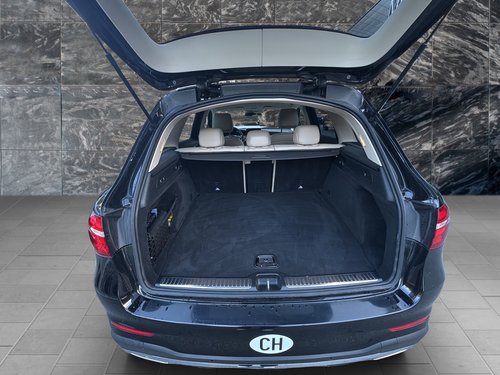 MERCEDES-BENZ GLC 300 4Matic AMG Line 9G-Tronic-image-4