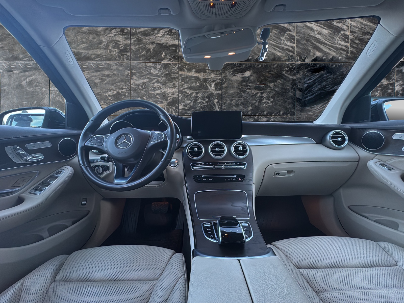MERCEDES-BENZ GLC 300 4Matic AMG Line 9G-Tronic-image-10