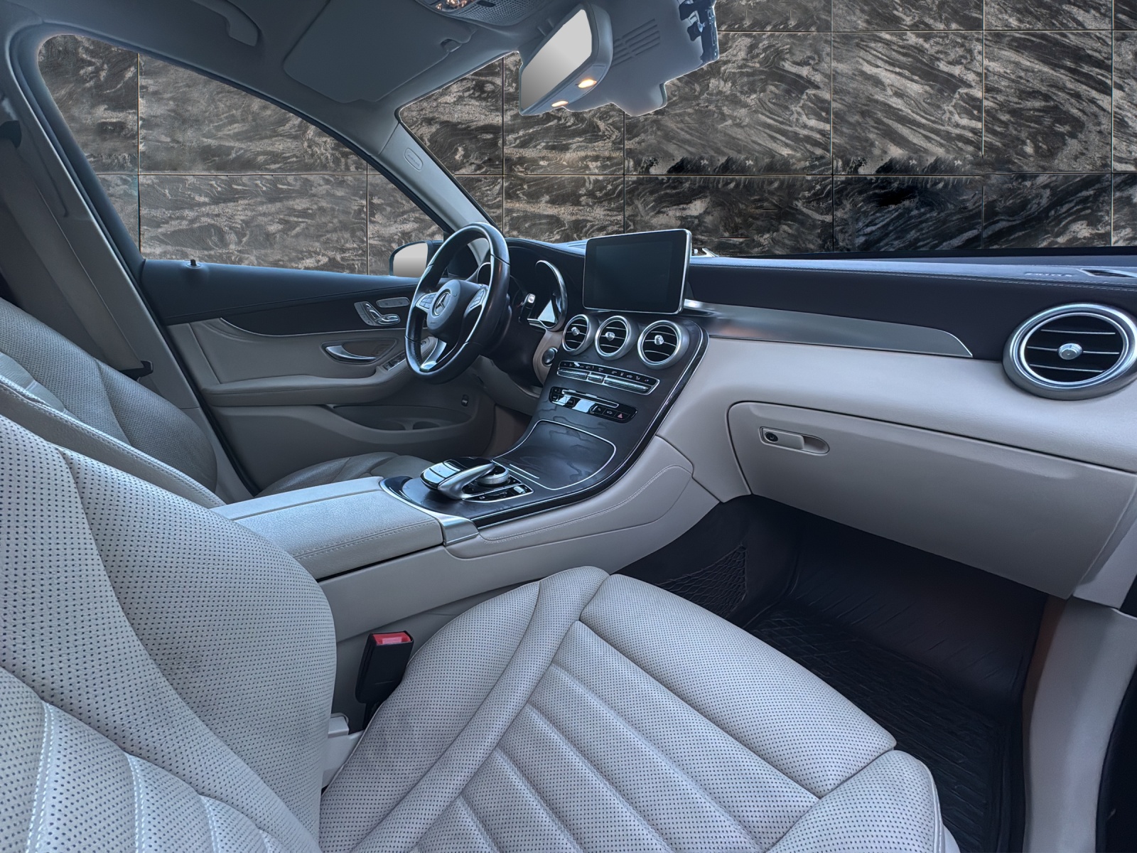 MERCEDES-BENZ GLC 300 4Matic AMG Line 9G-Tronic-image-13