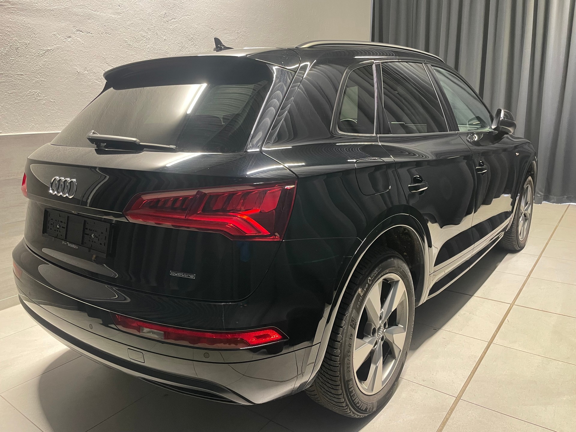 AUDI Q5 40 TDI design quattro S-tronic S-line (31)-image-5