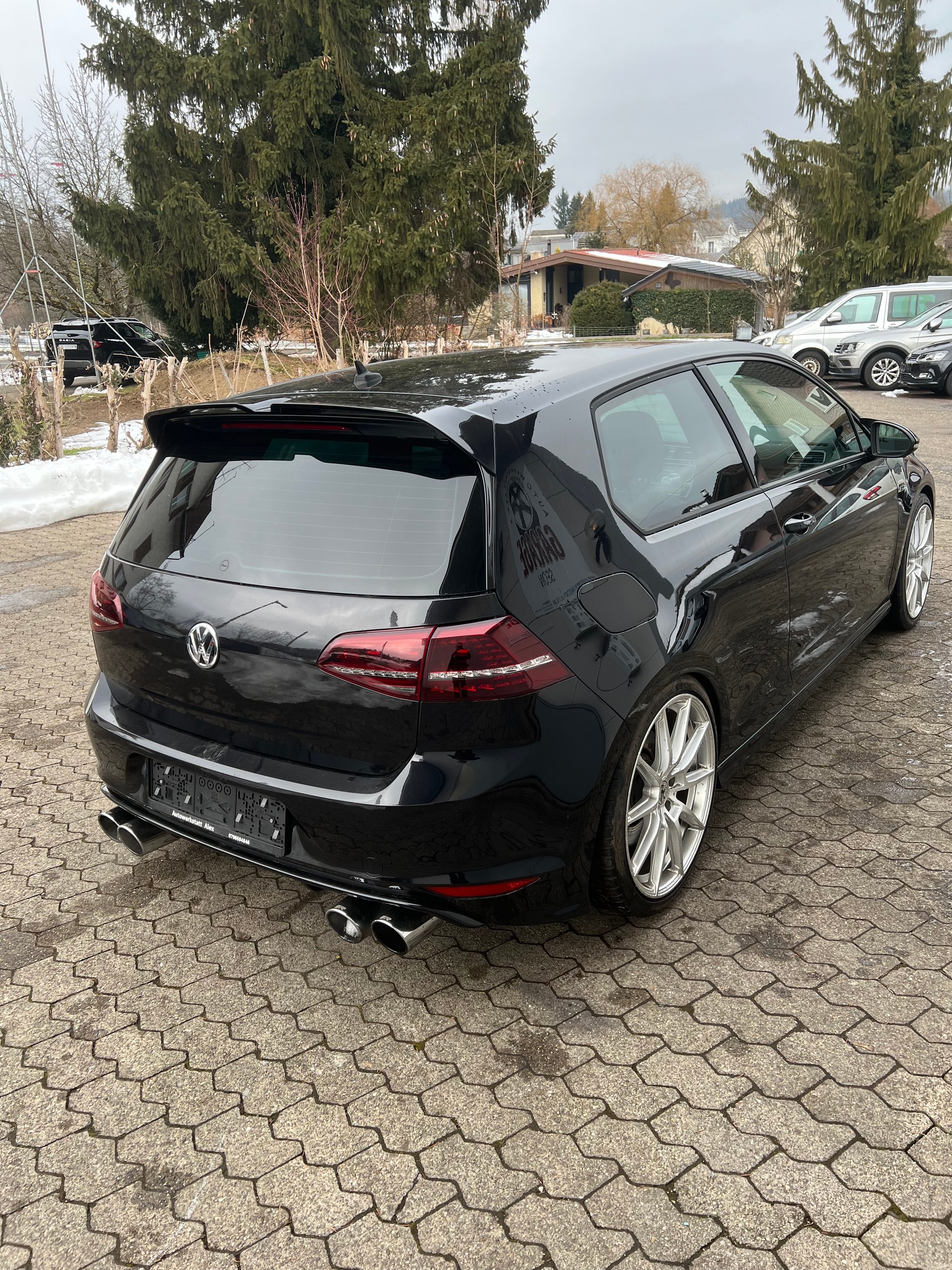 VW Golf 2.0 TSI R 4Motion-image-3