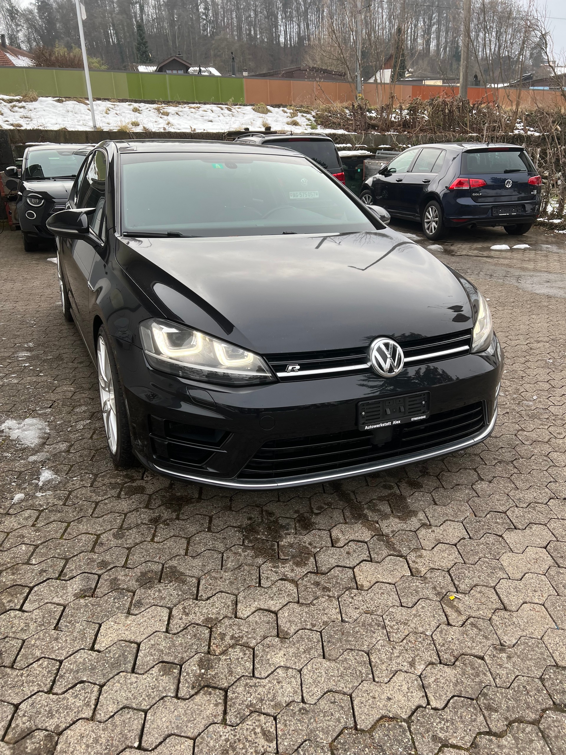 VW Golf 2.0 TSI R 4Motion-image-2