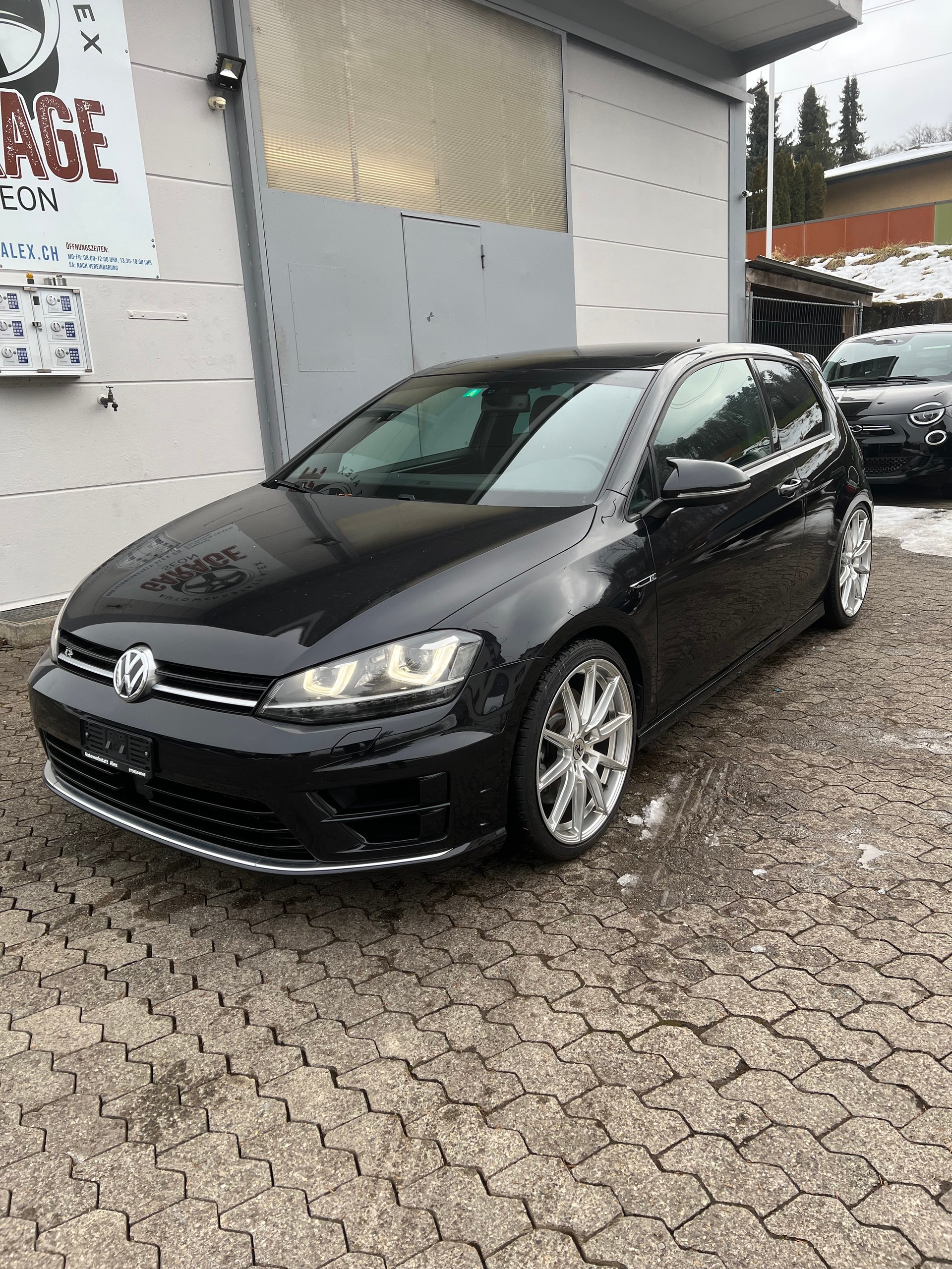 VW Golf 2.0 TSI R 4Motion-image-1