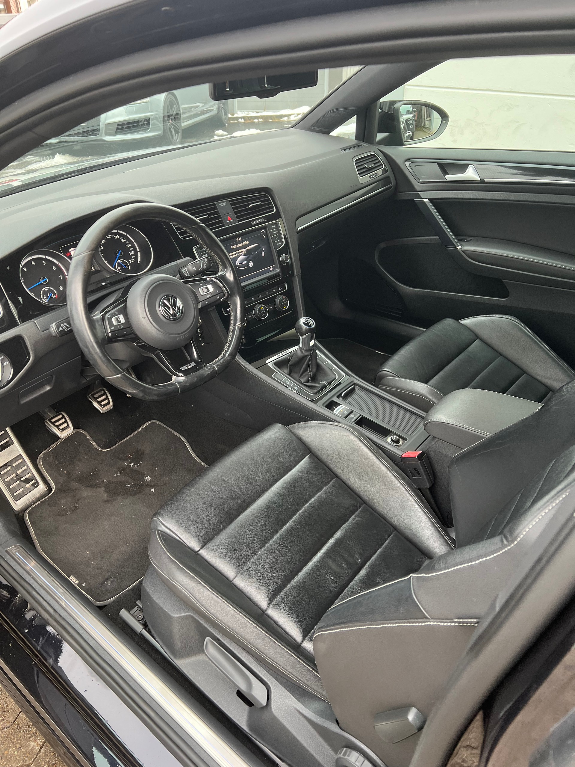 VW Golf 2.0 TSI R 4Motion-image-6