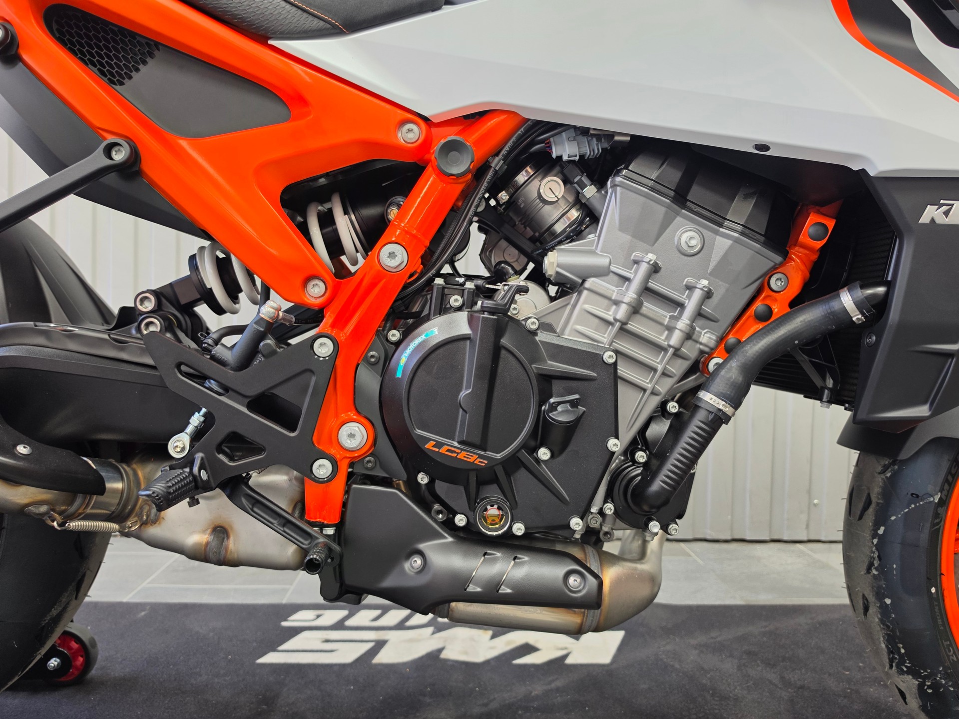 KTM 990 Duke R-showroom-element-3