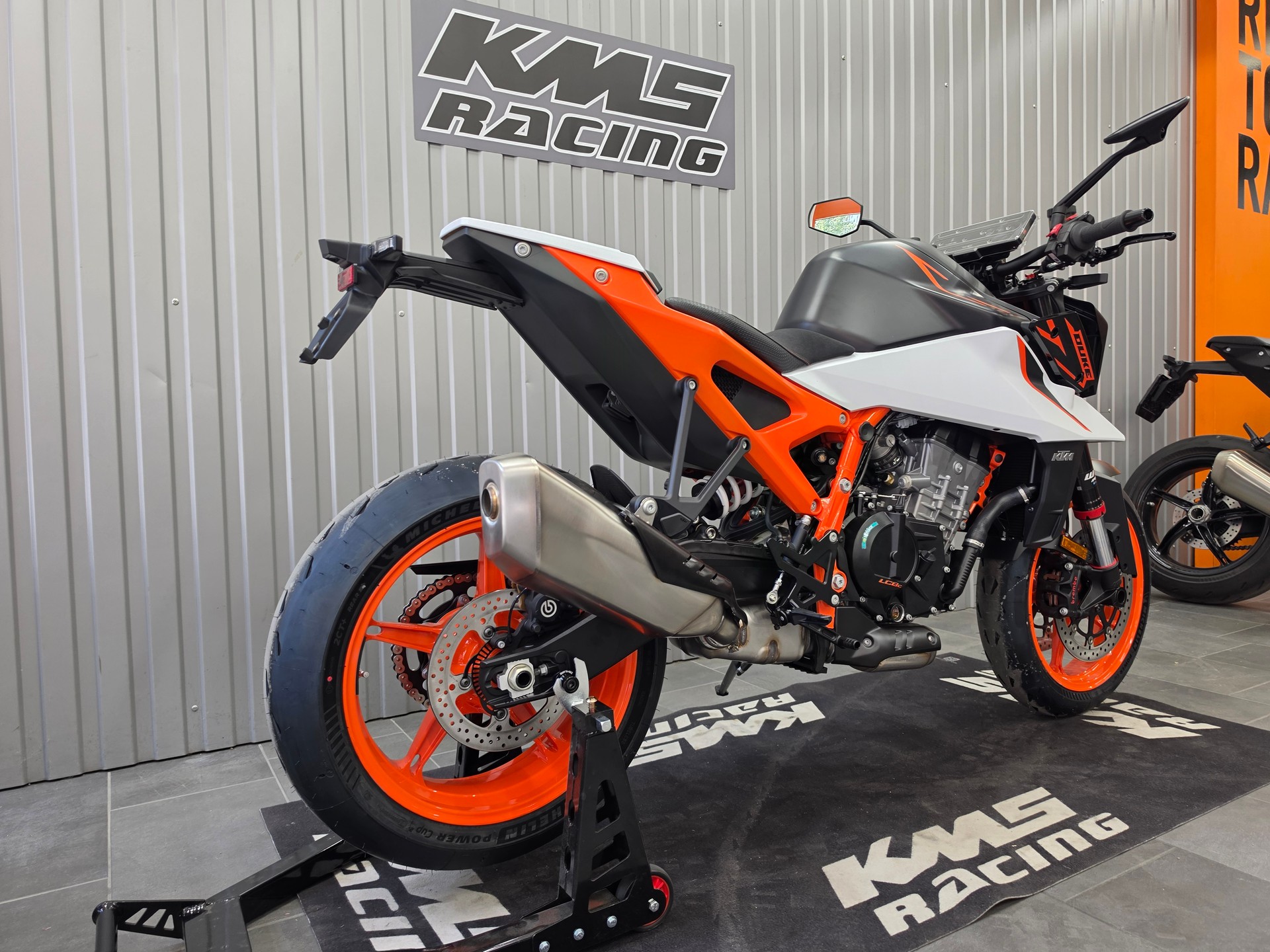 KTM 990 Duke R-showroom-element-1