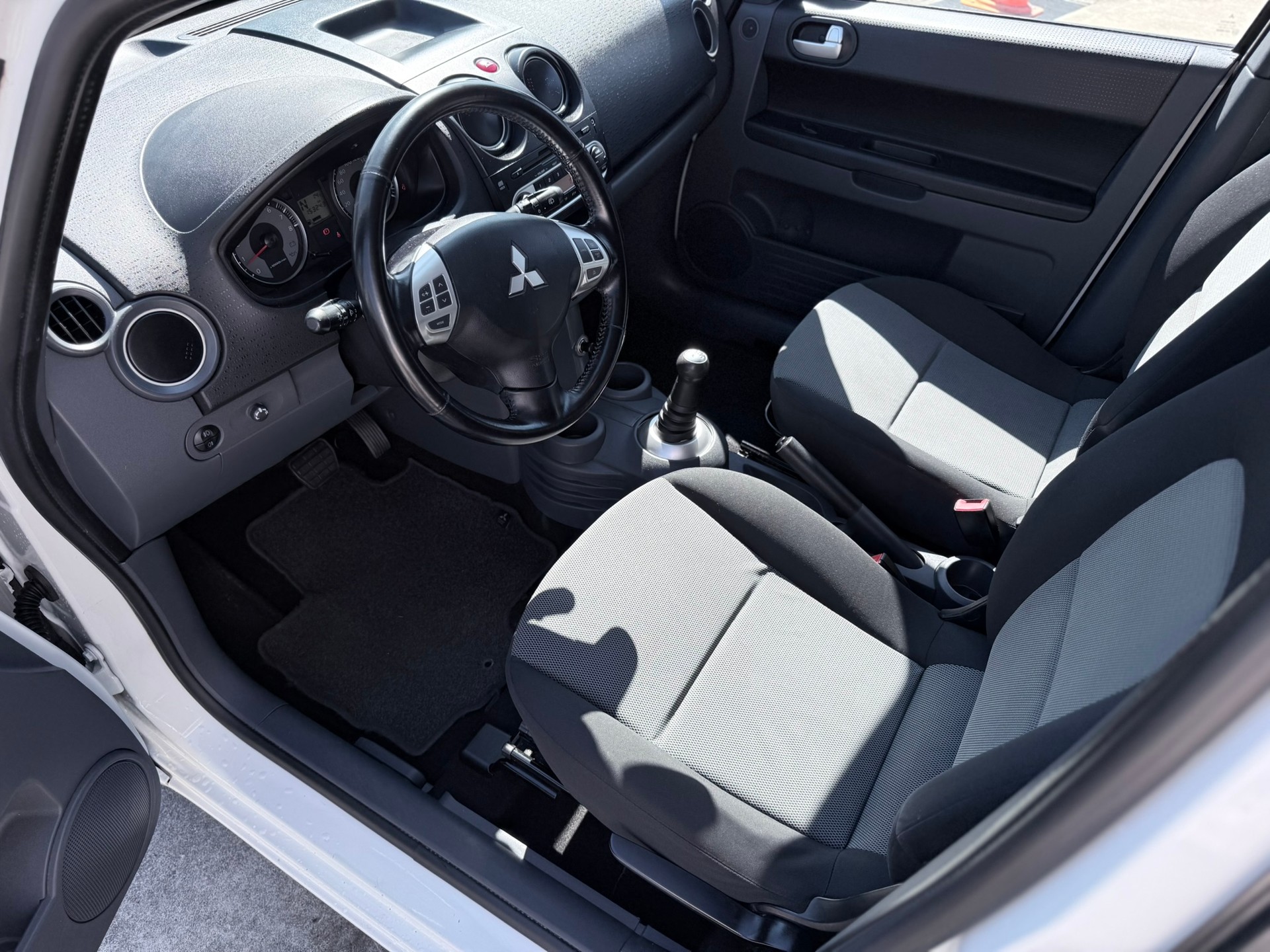 MITSUBISHI Colt 1.3 16V Intense Allshift-image-8