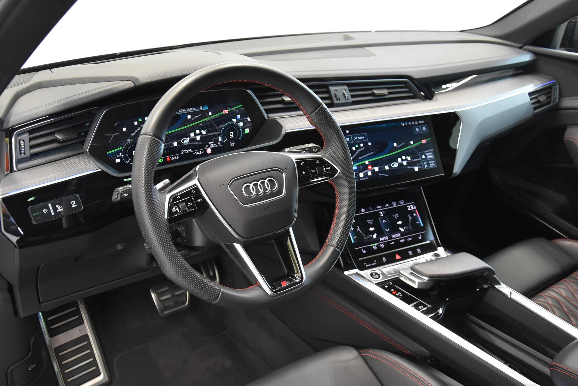AUDI Q8 55 e-tron Black Edition quattro-image-2