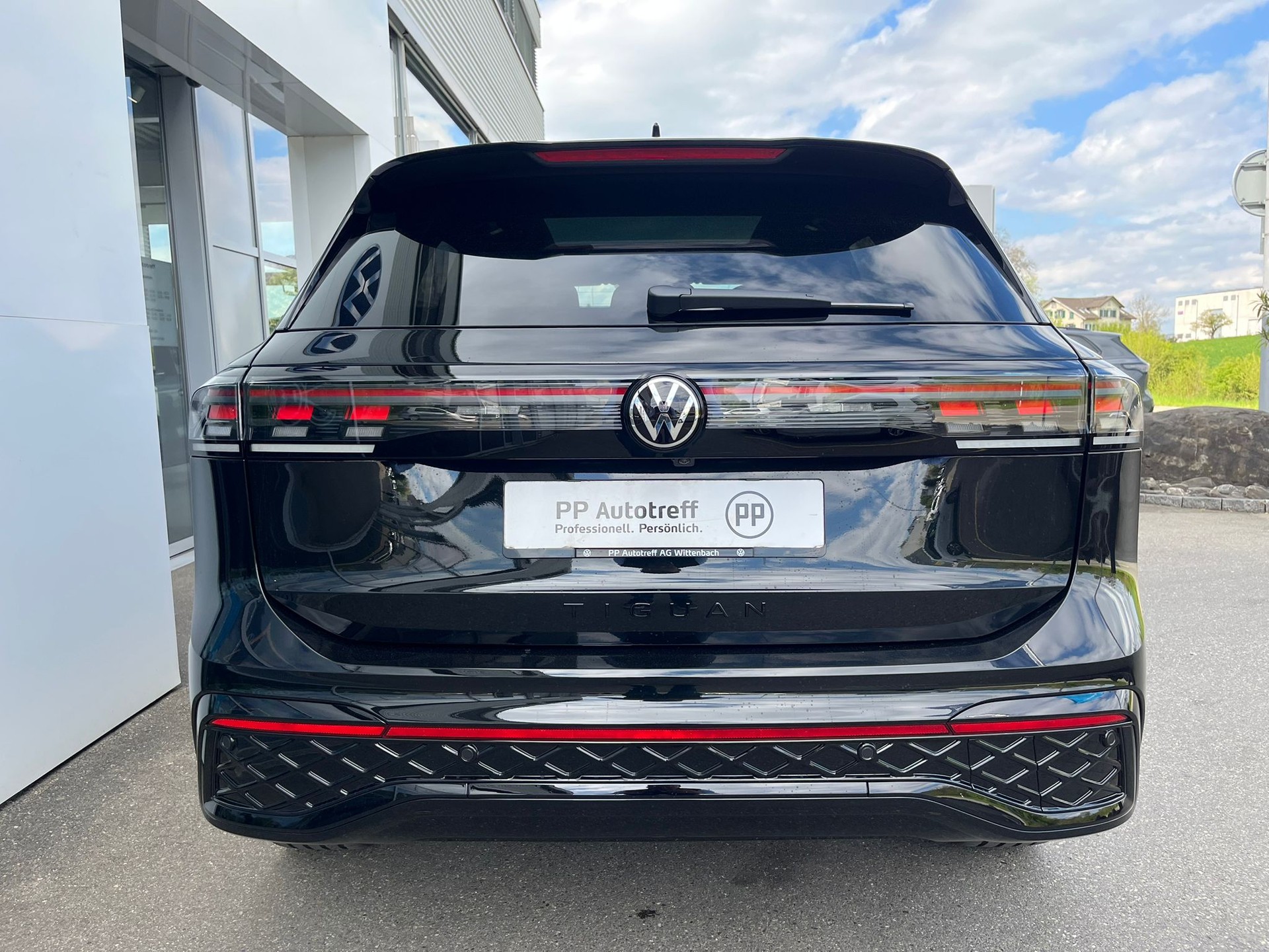 VW Tiguan 2.0 TSI DSG R-Line 4Motion-image-3