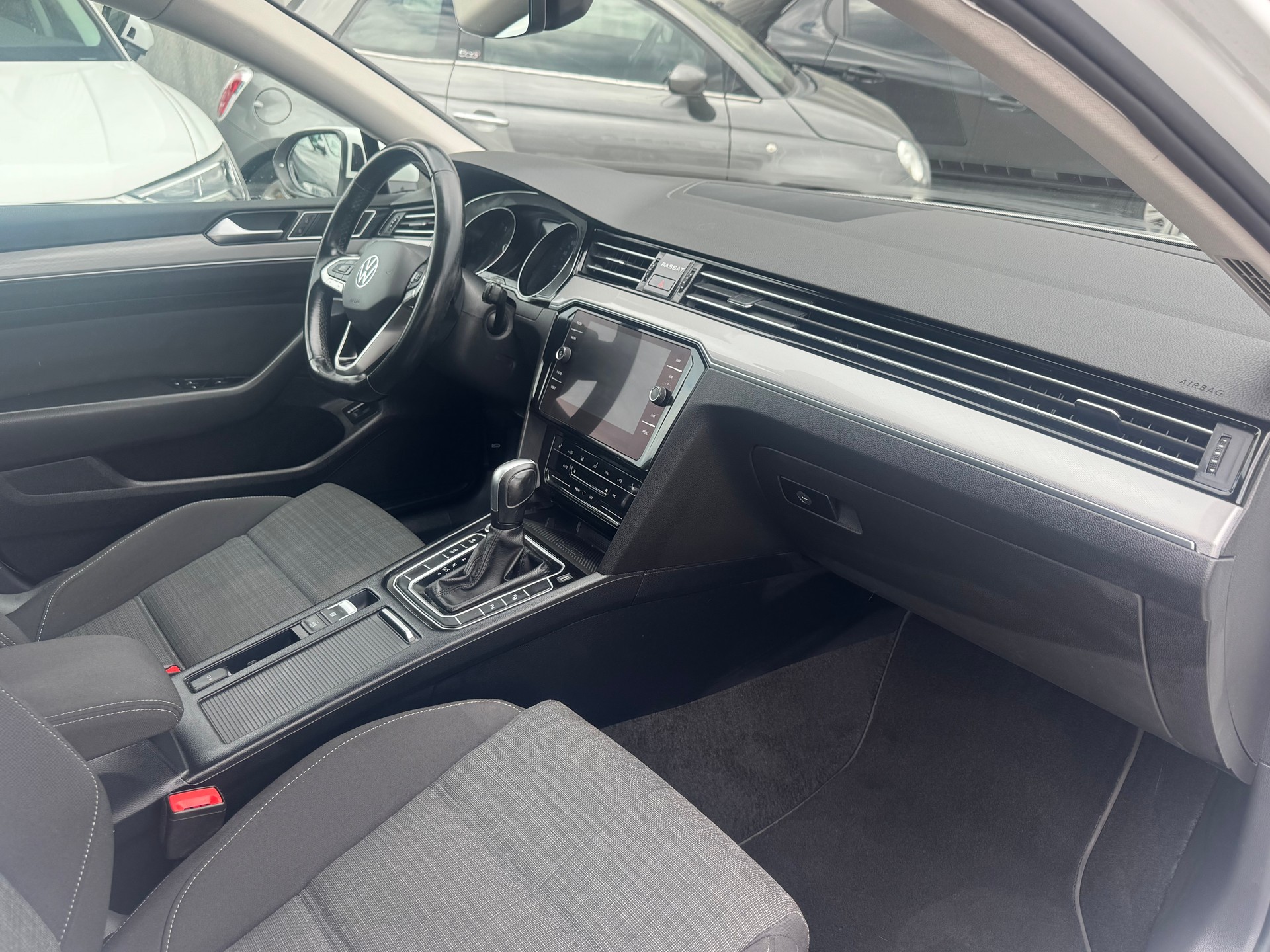 VW Passat Variant 2.0 TDI Business DSG-image-5