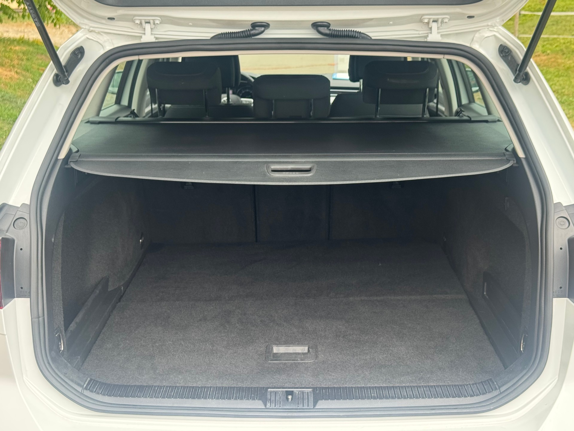 VW Passat Variant 2.0 TDI Business DSG-image-15