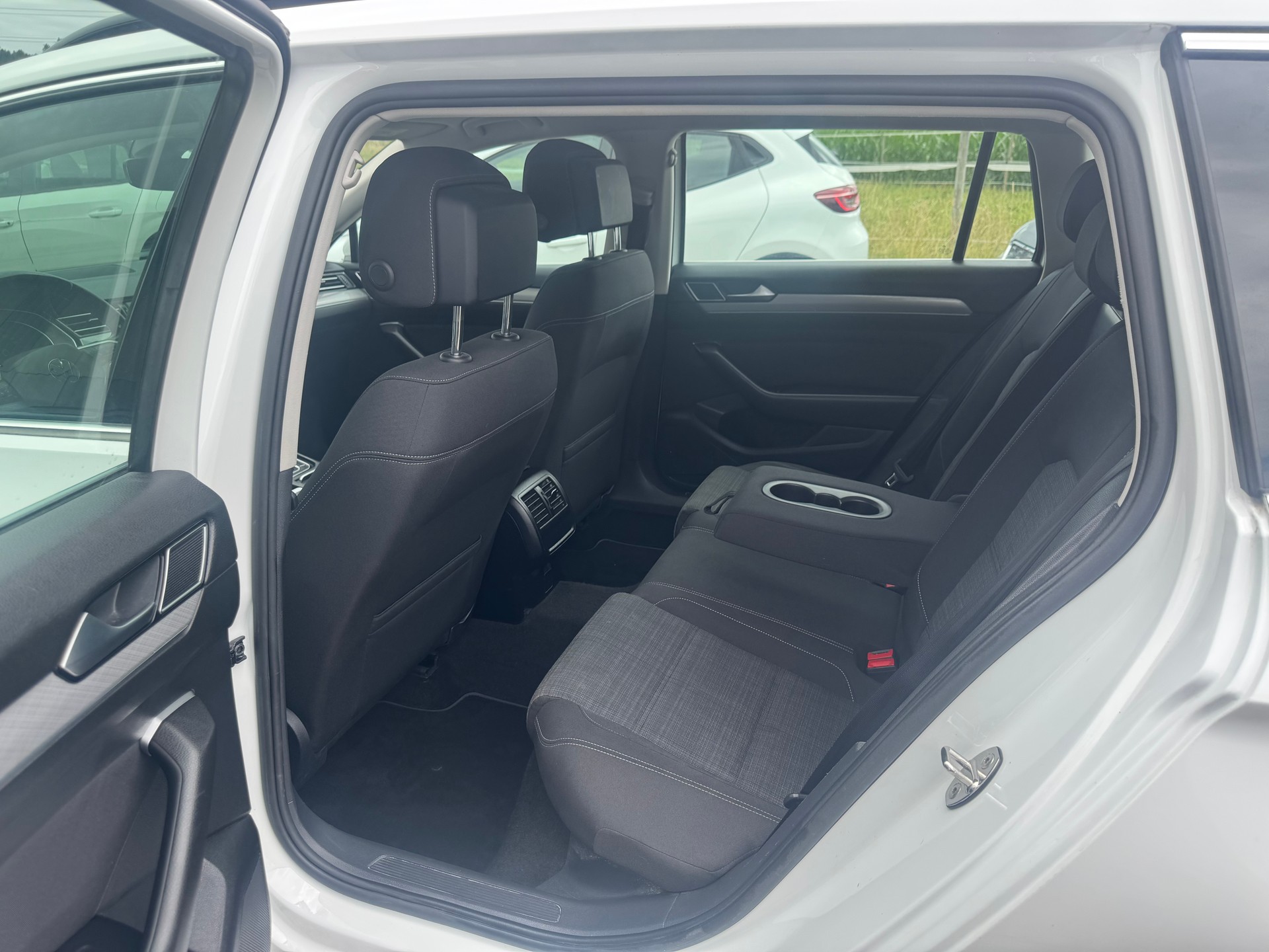 VW Passat Variant 2.0 TDI Business DSG-image-9