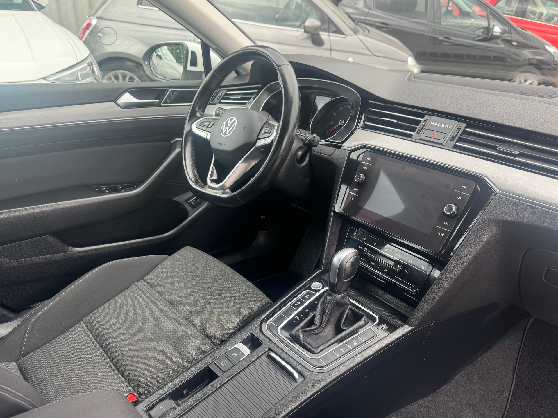 VW Passat Variant 2.0 TDI Business DSG-image-6