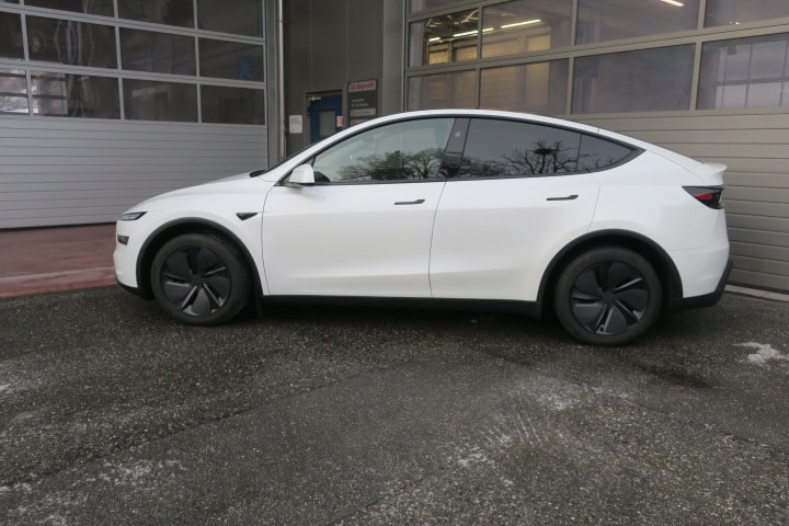 TESLA Model Y Premium AWD-image-3