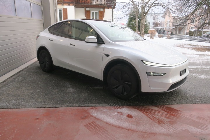 TESLA Model Y Premium AWD-image-2